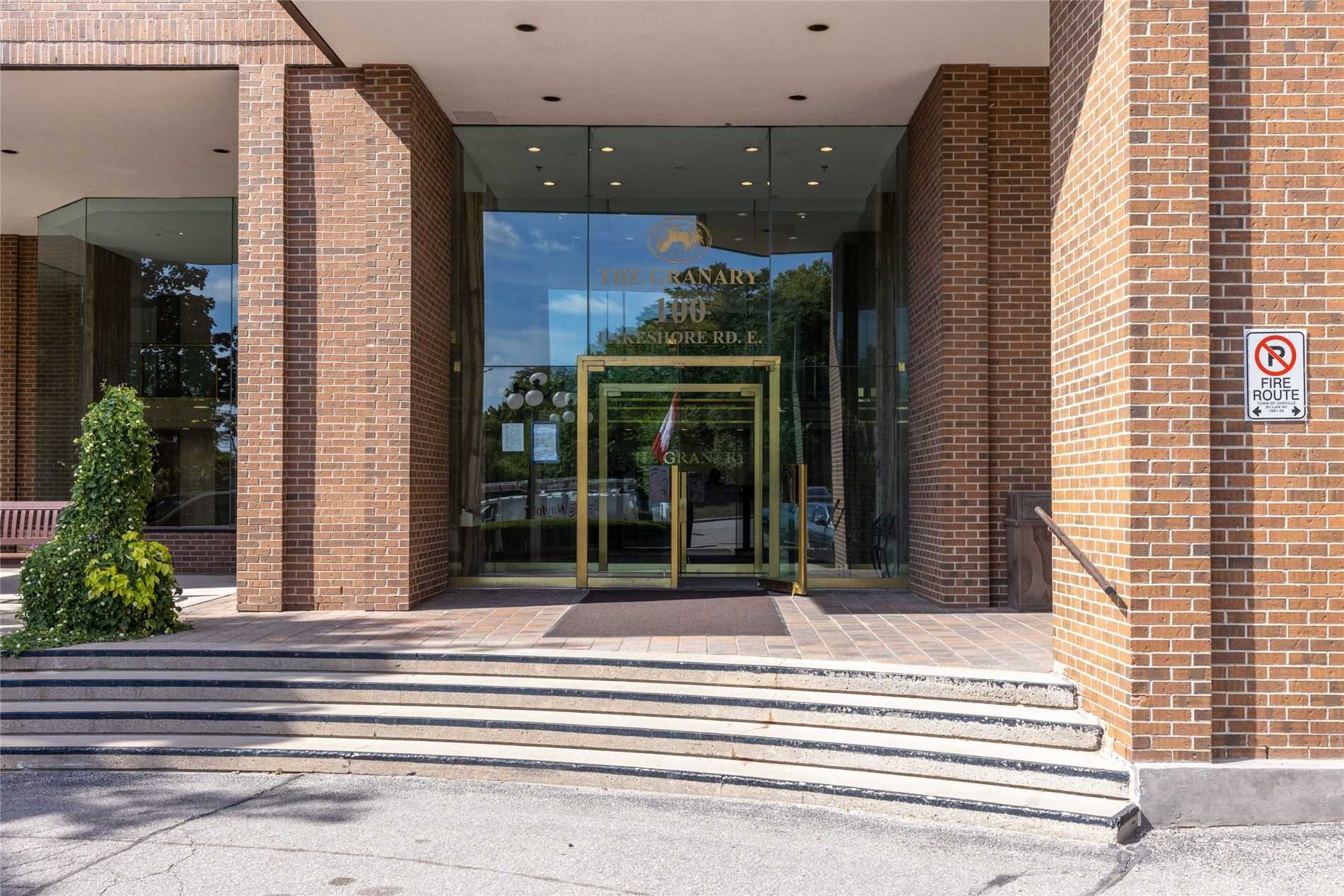 100 Lakeshore Rd E, #802