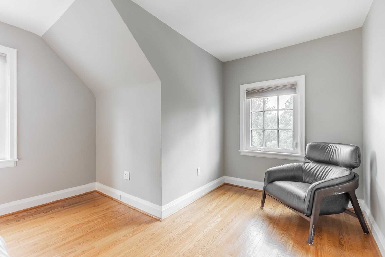 978 North Shore Boulevard W