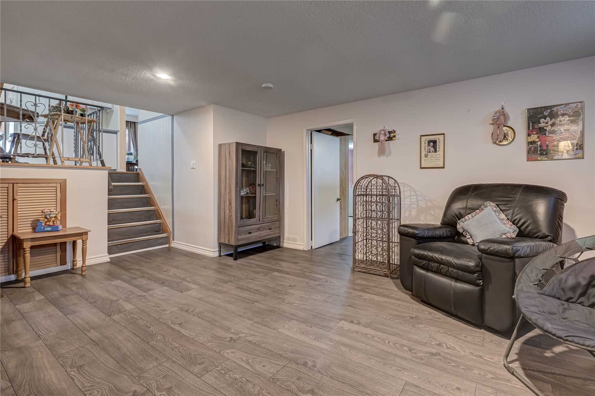 288 Centre St N