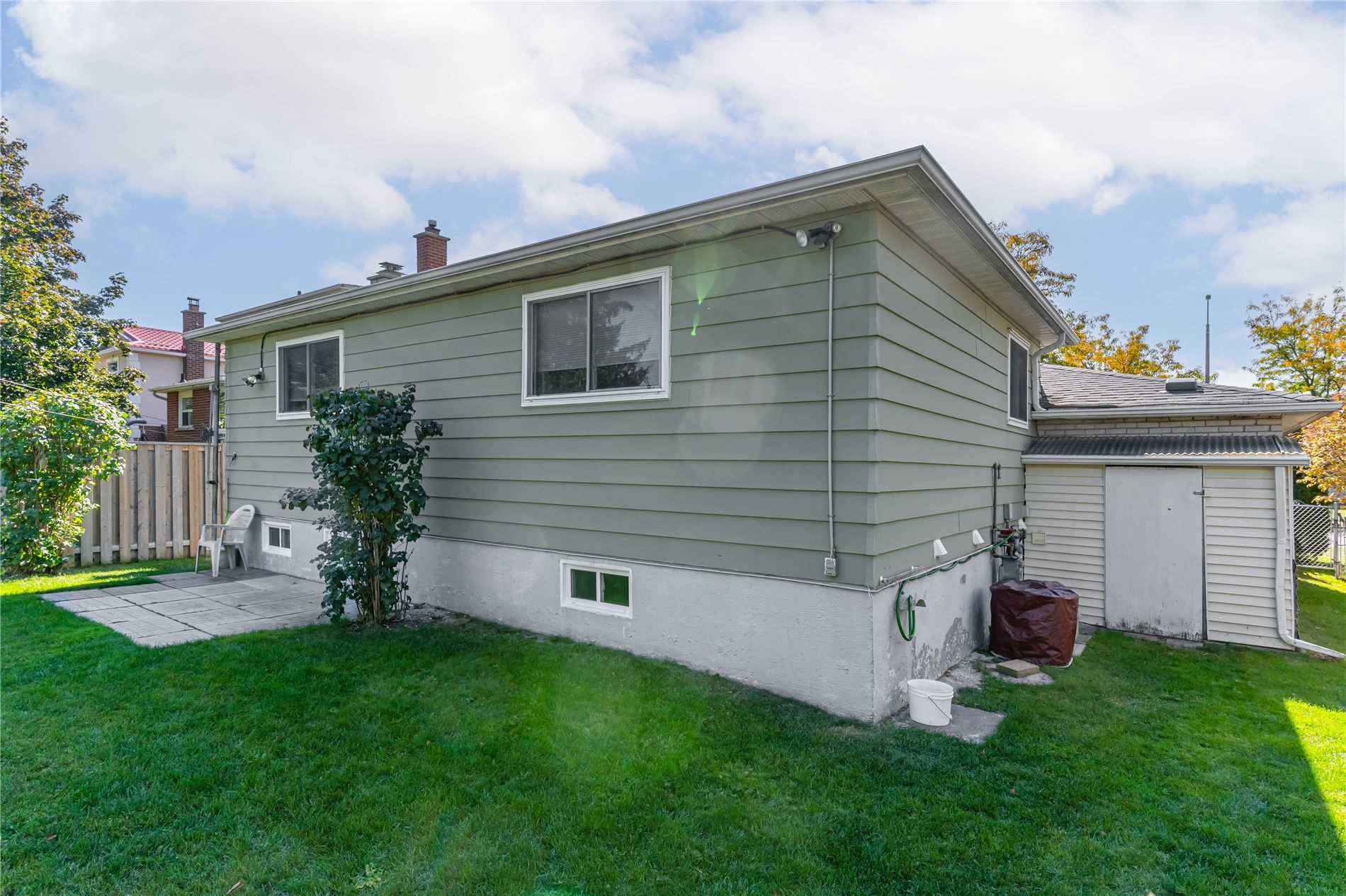 288 Centre St N