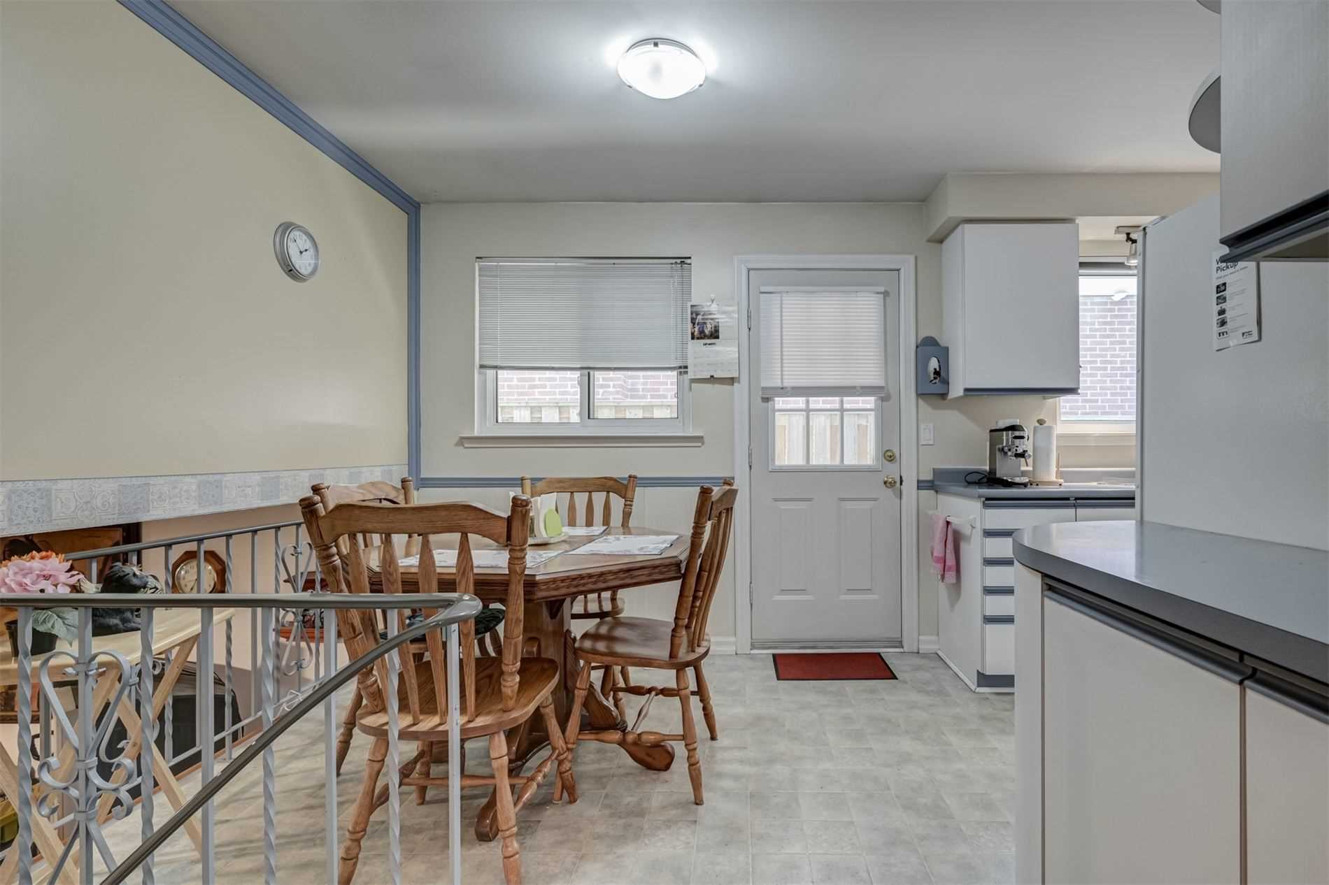 288 Centre St N