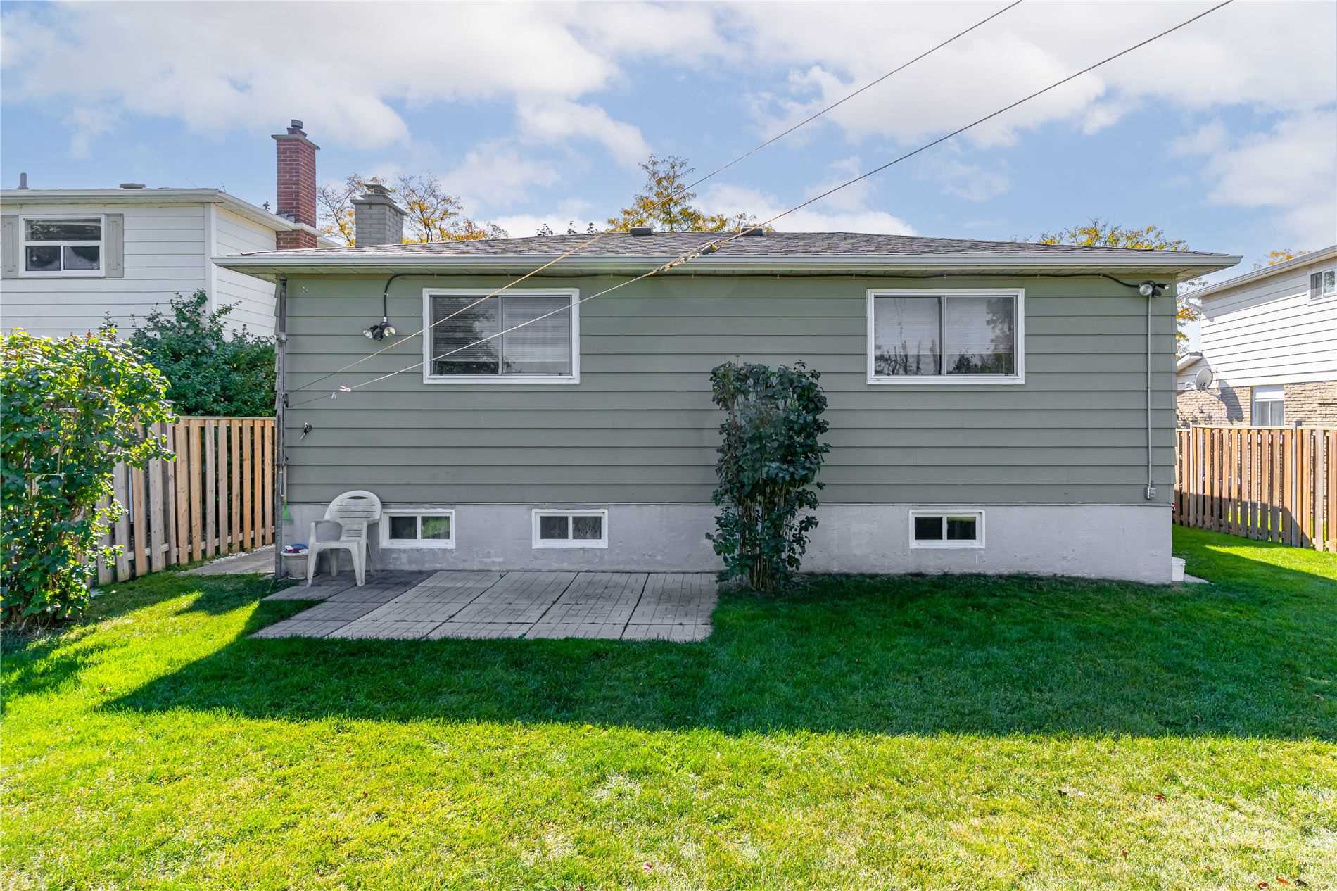 288 Centre St N