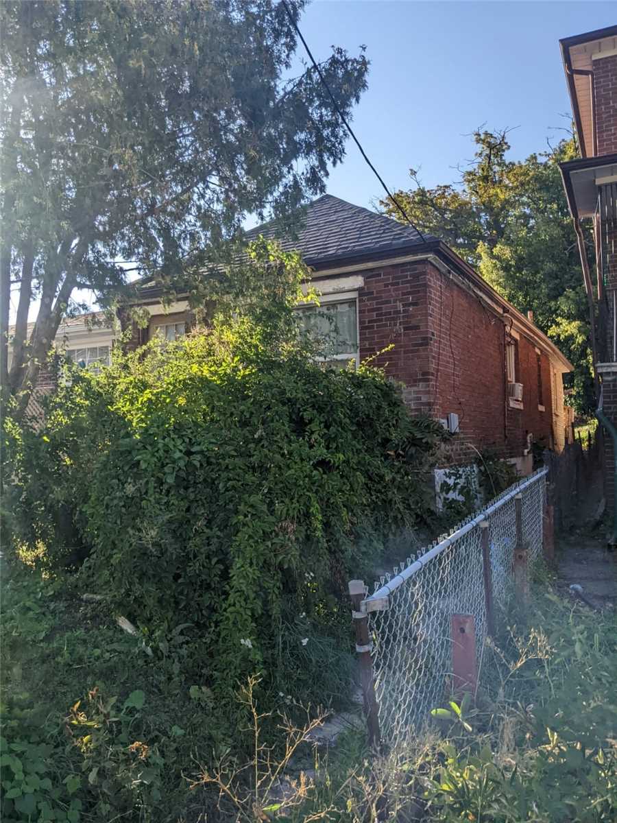 70 Dunraven Dr