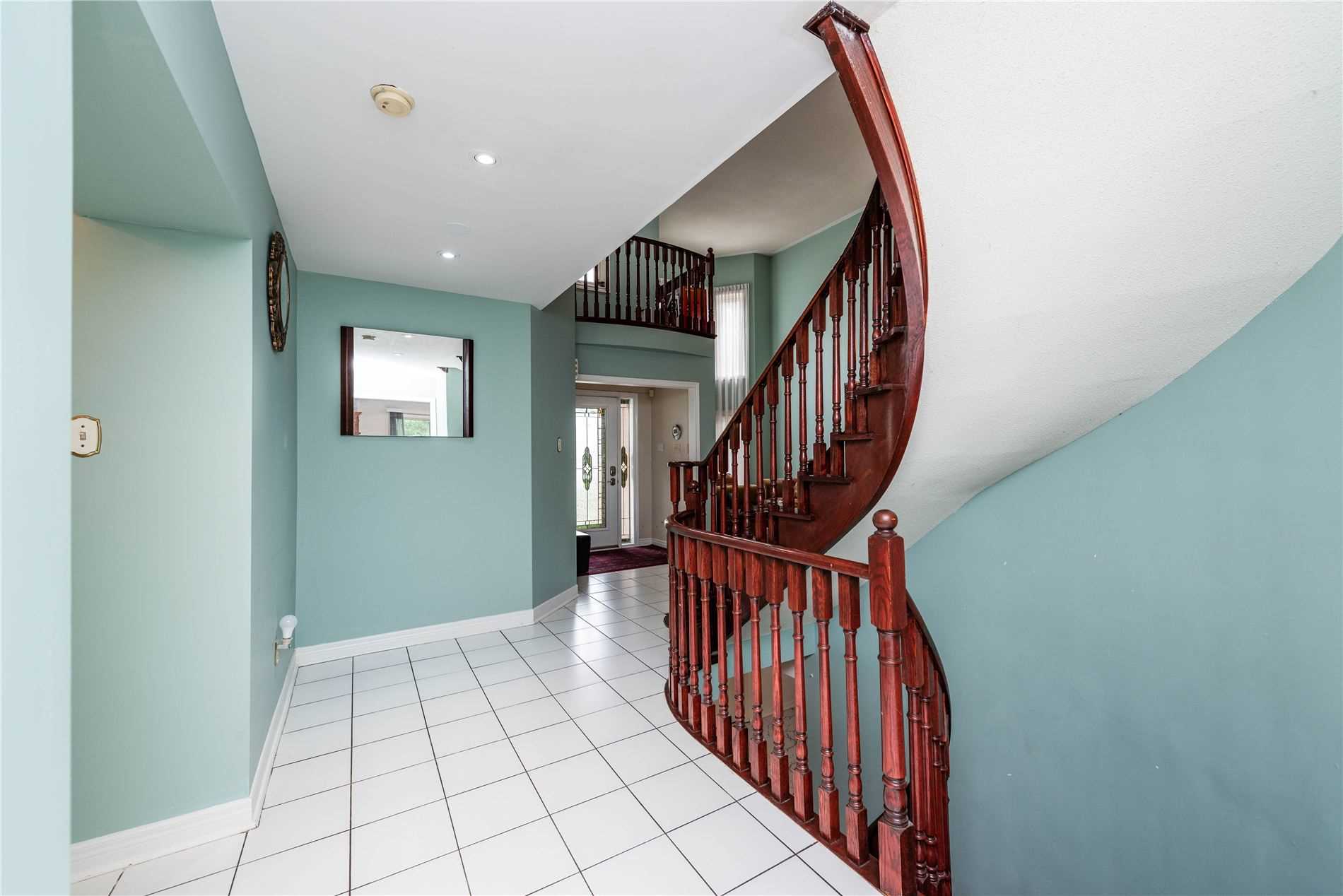 22 Mountainberry Rd E