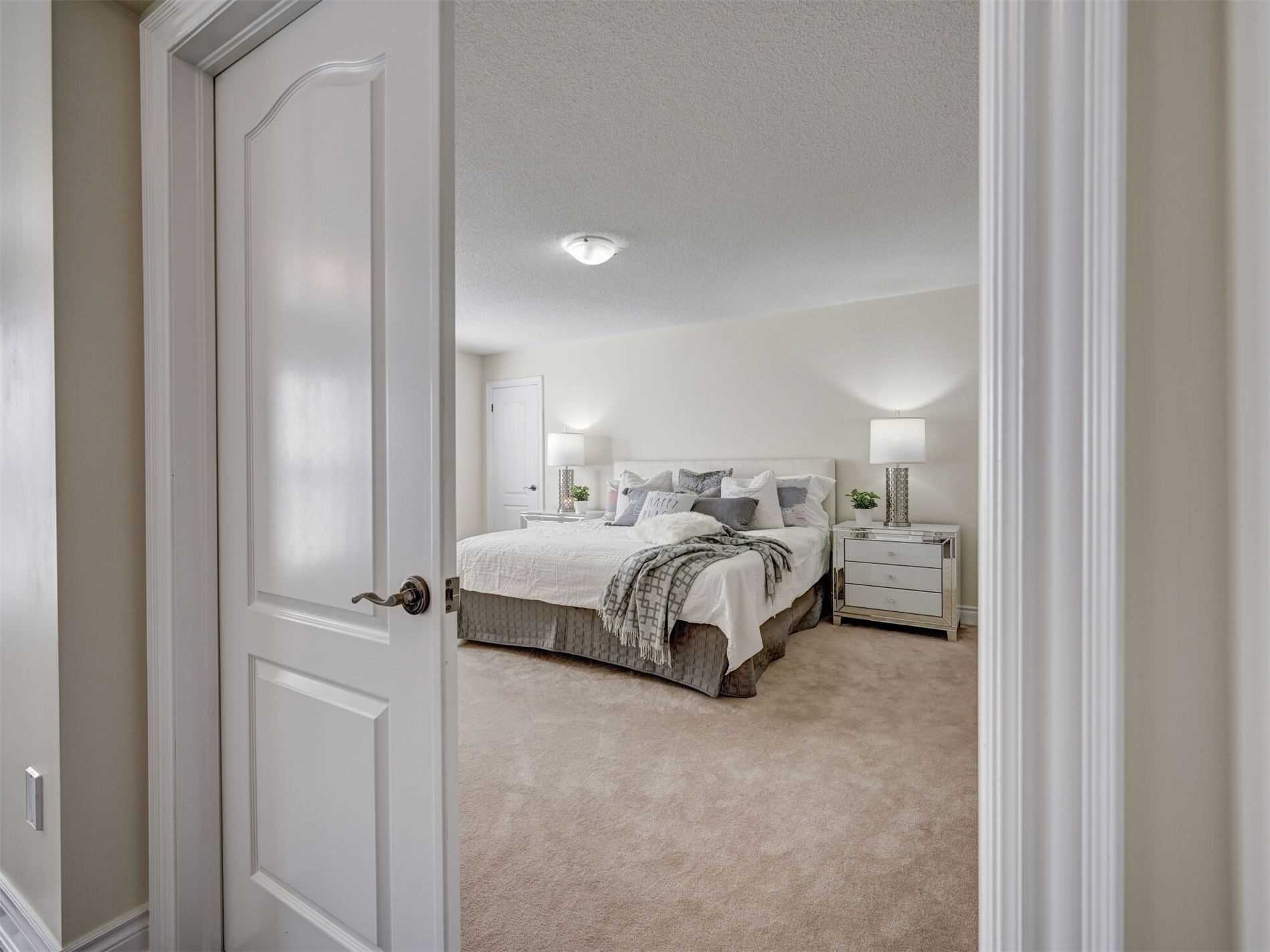 25 Ladbrook Cres