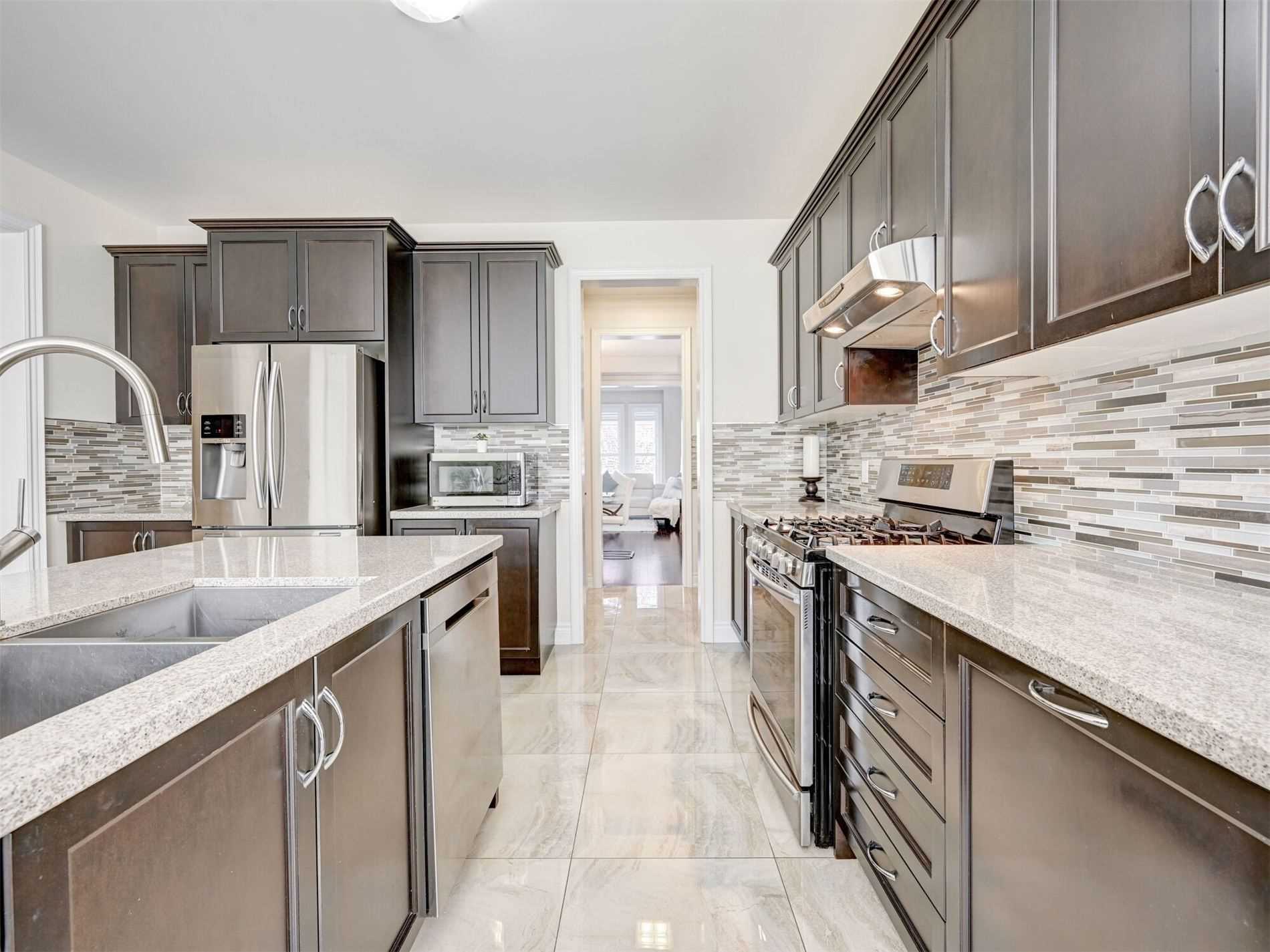 25 Ladbrook Cres