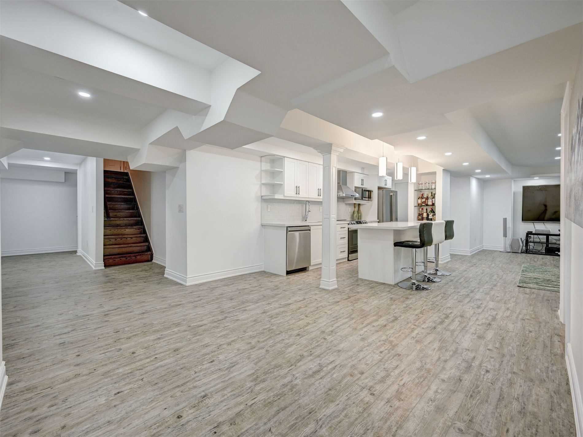 25 Ladbrook Cres