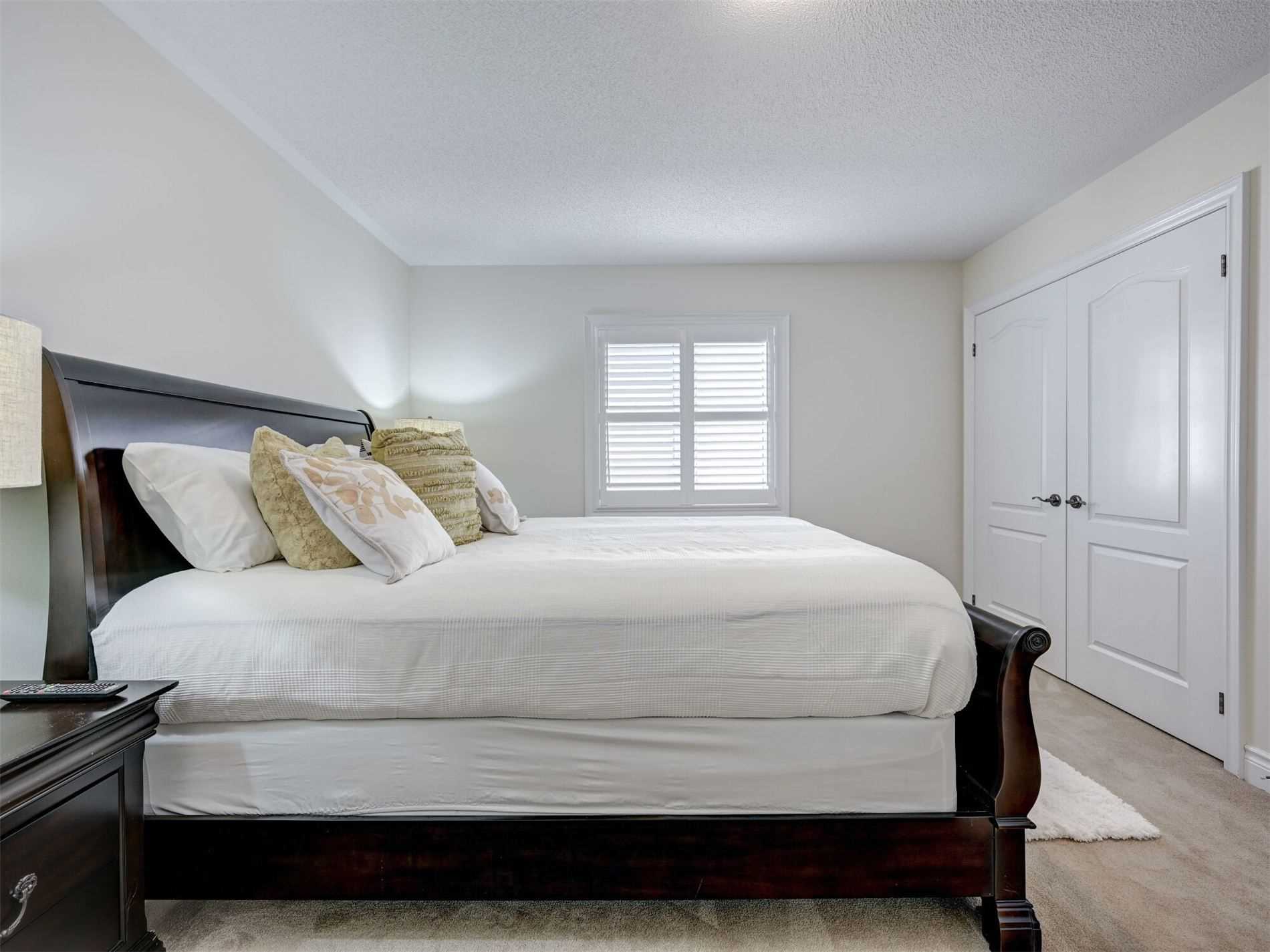 25 Ladbrook Cres