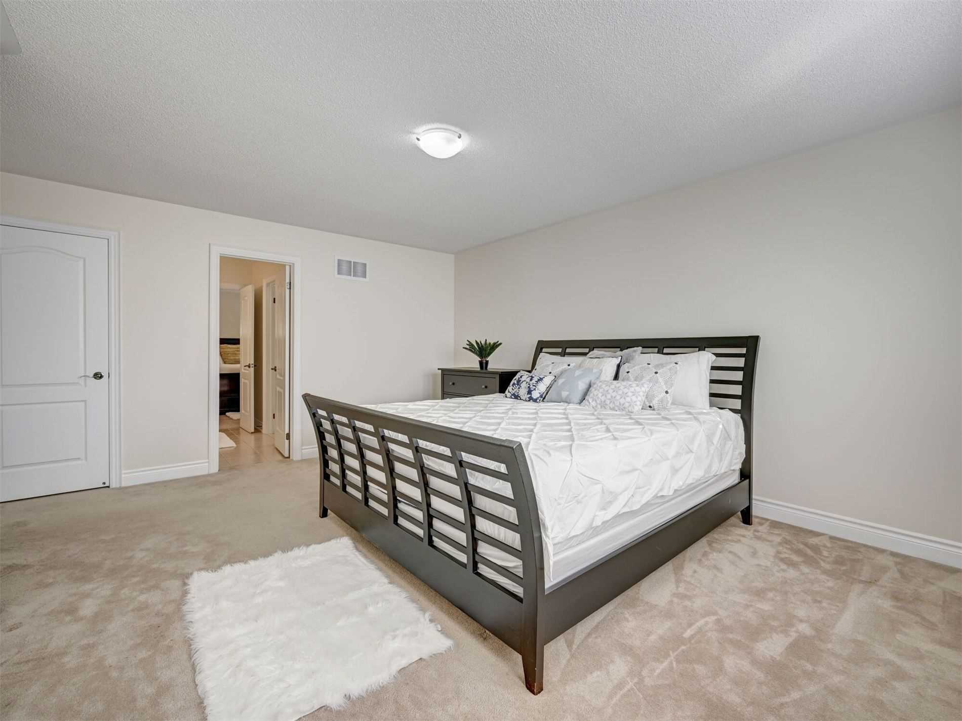 25 Ladbrook Cres