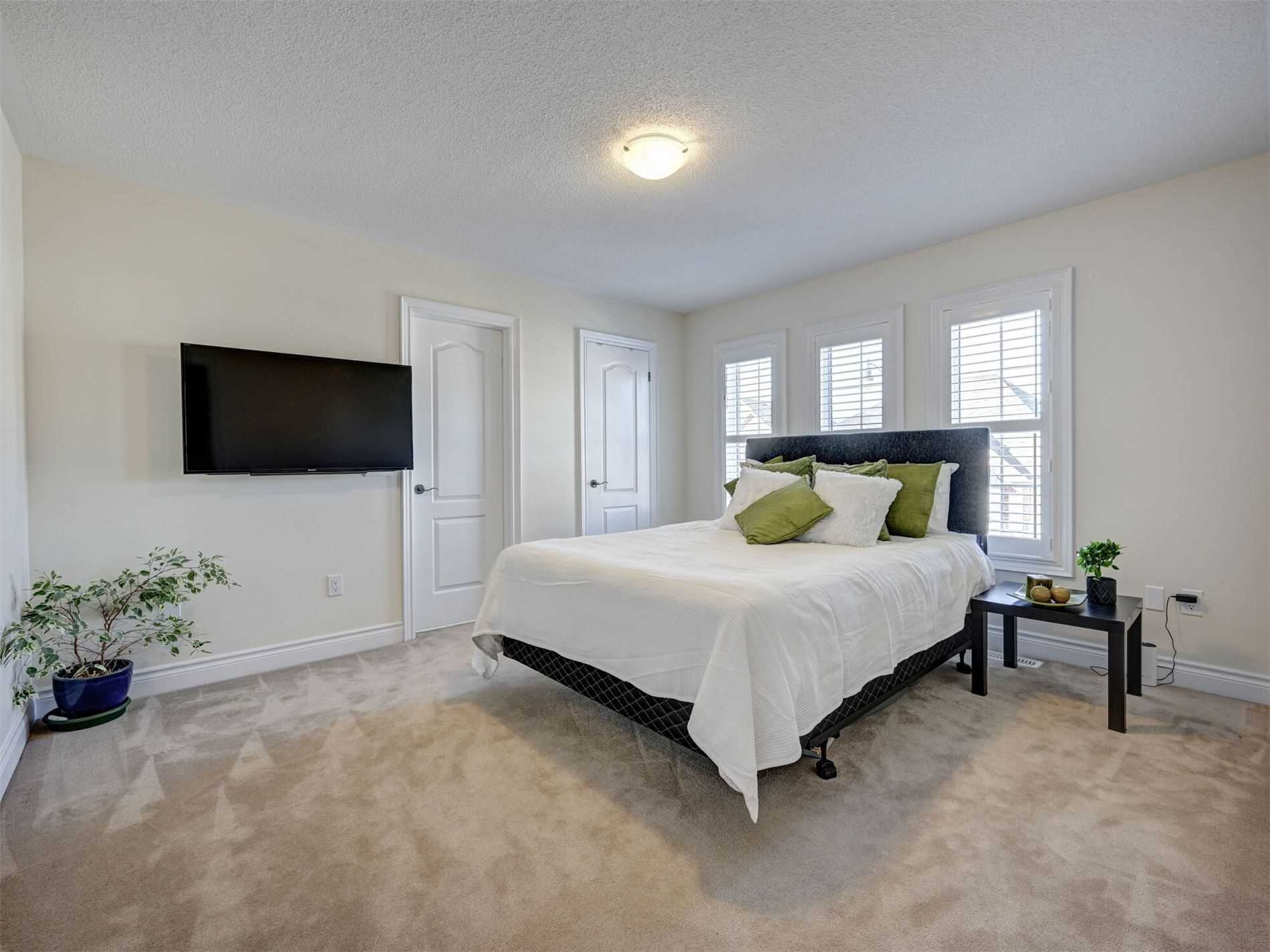 25 Ladbrook Cres