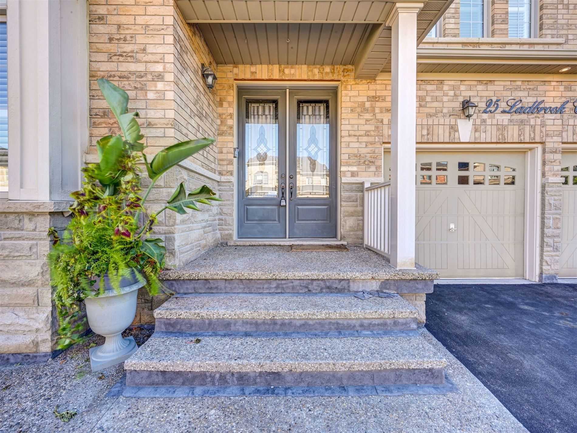 25 Ladbrook Cres