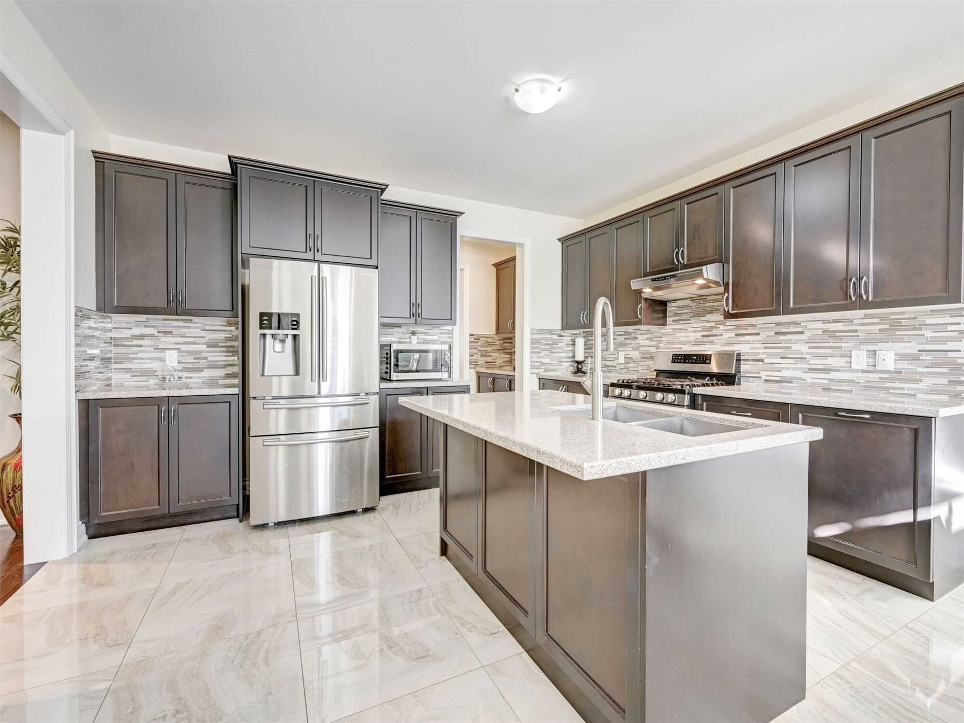 25 Ladbrook Cres