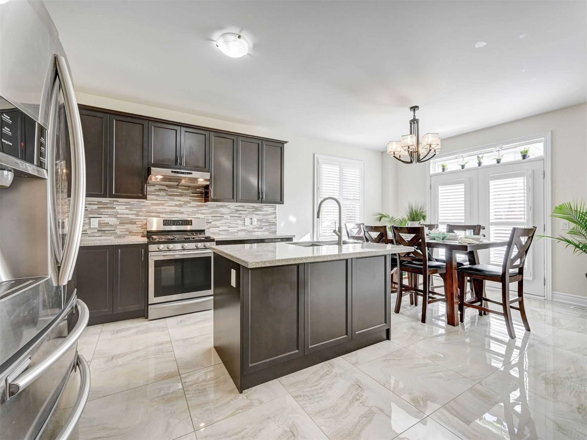 25 Ladbrook Cres