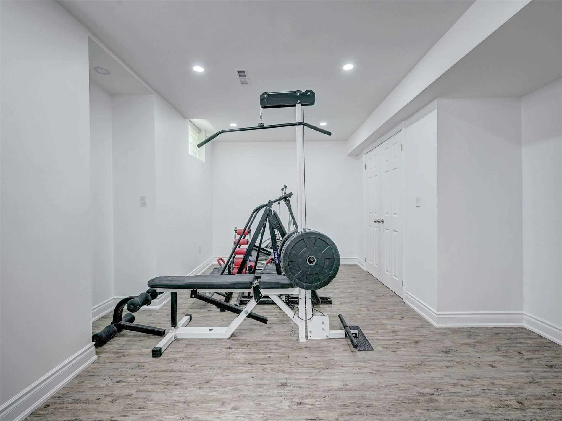 25 Ladbrook Cres