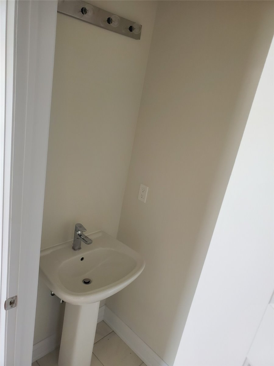 715 Lawrence Ave W, #18