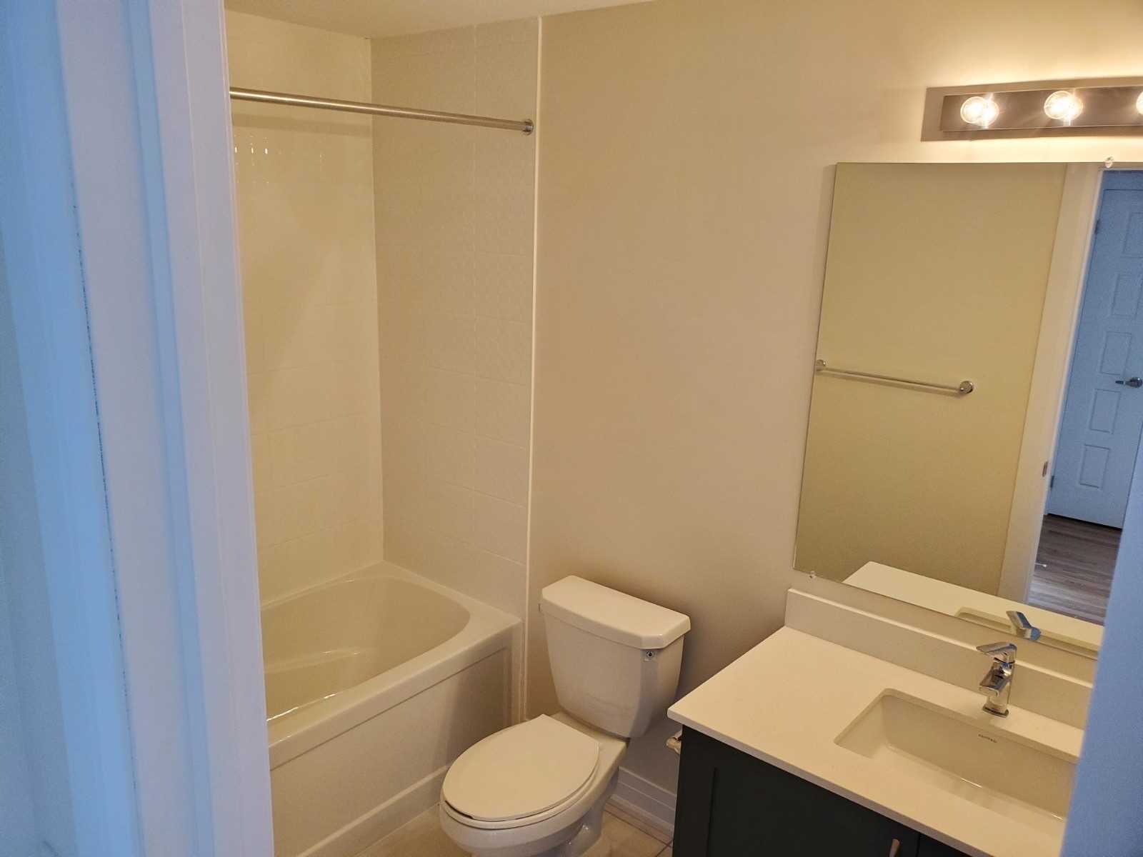 715 Lawrence Ave W, #18