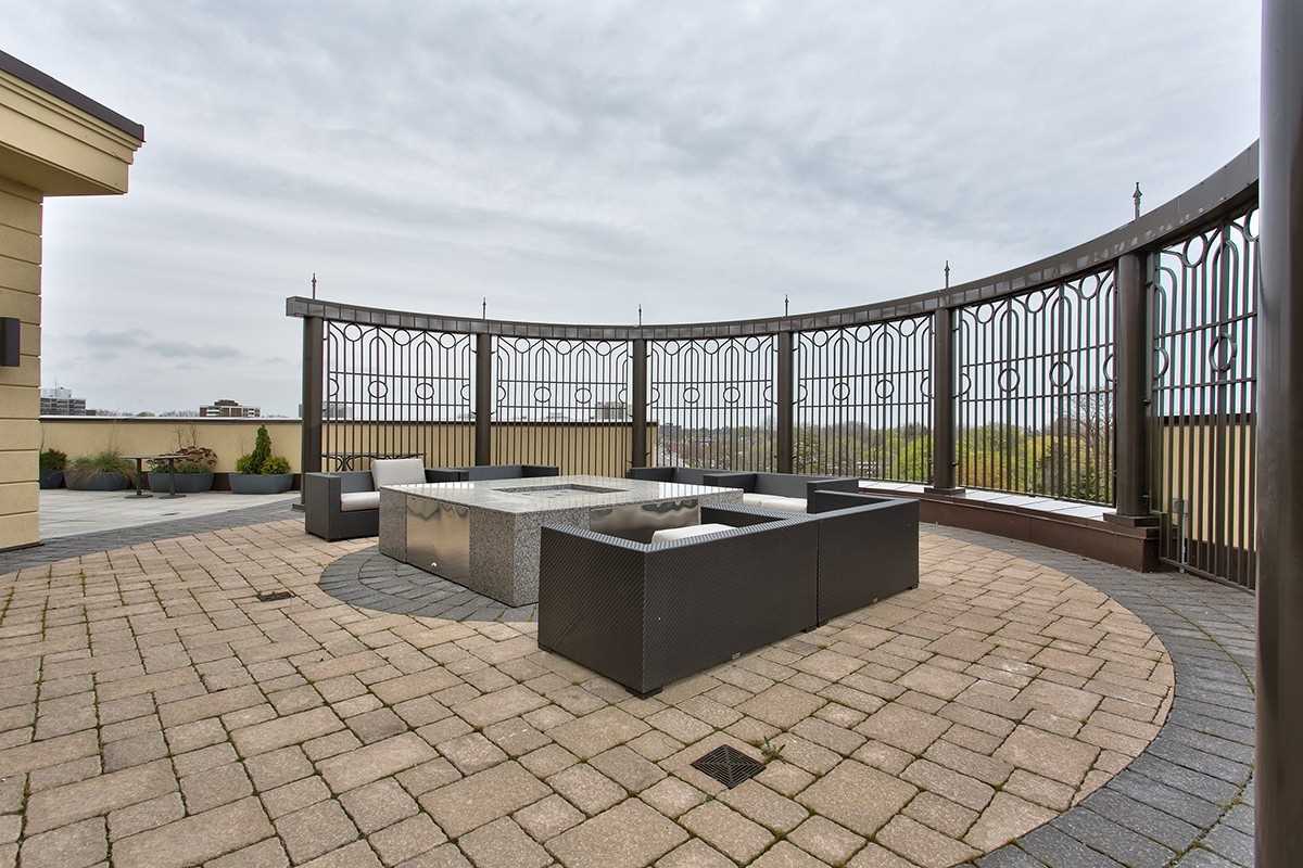 205 Lakeshore Road W #201