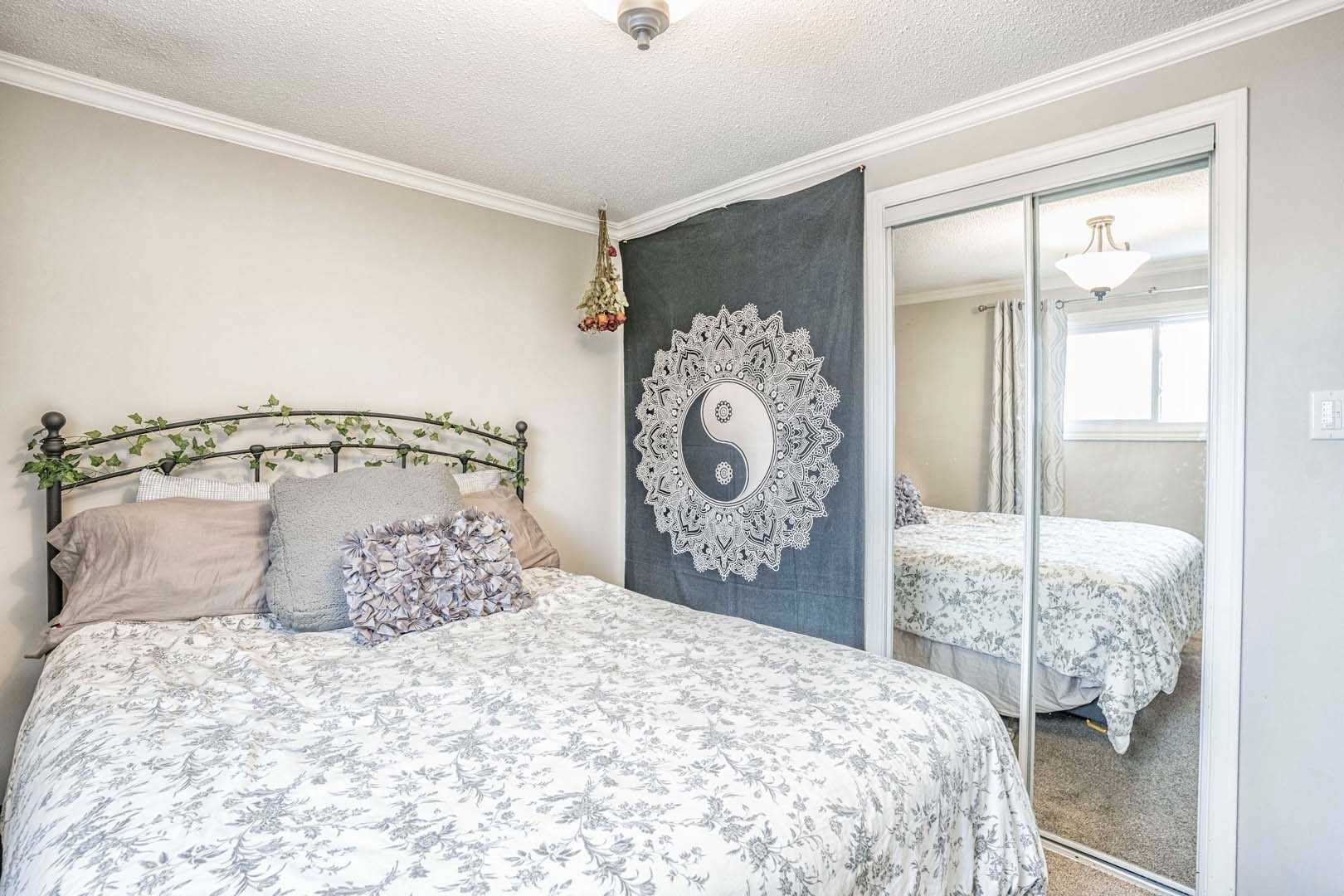 579 Hayward Cres
