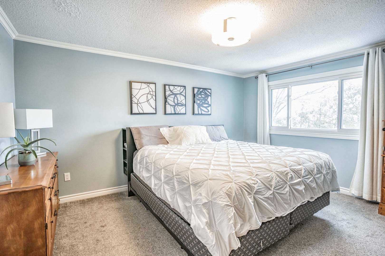 579 Hayward Cres