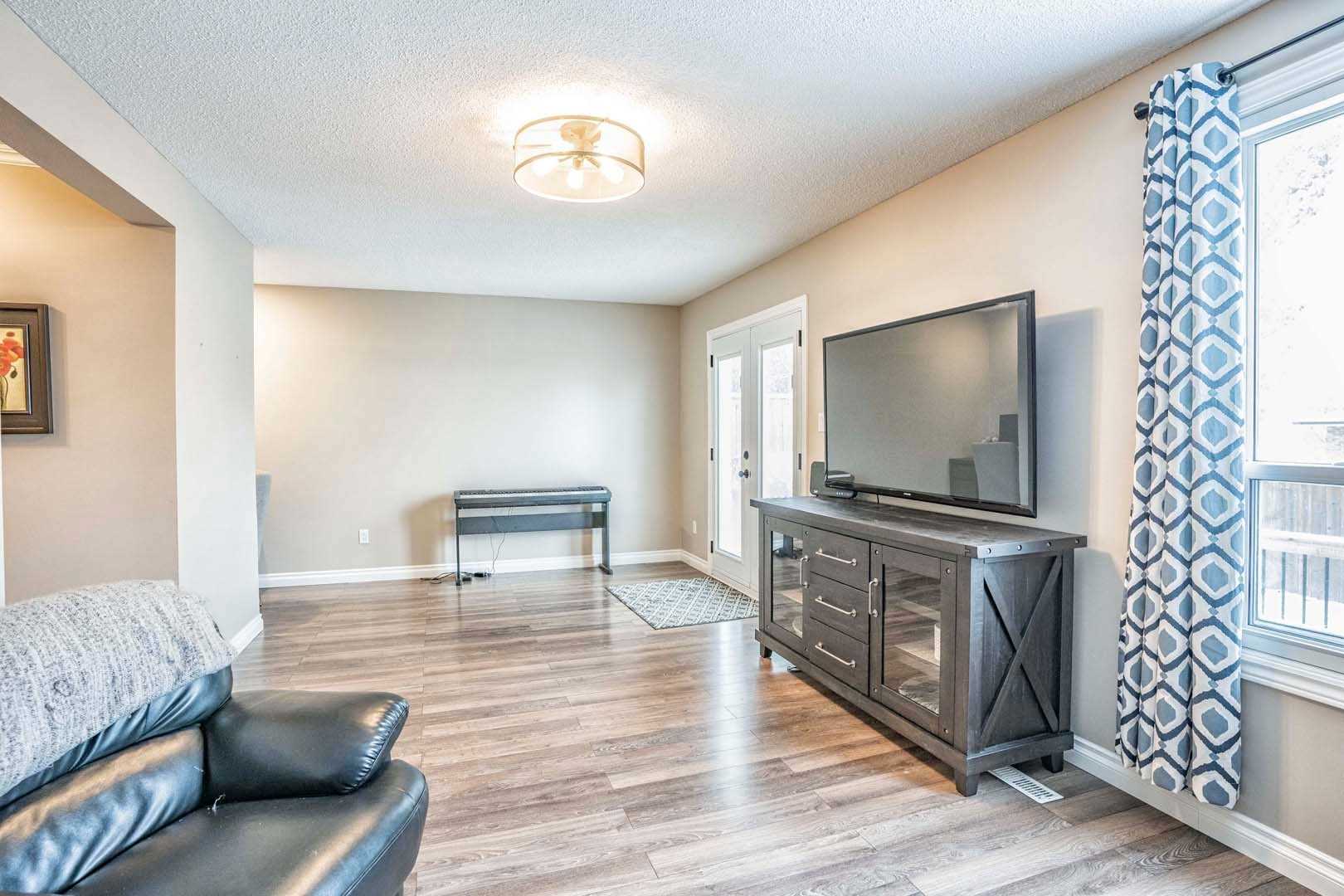 579 Hayward Cres