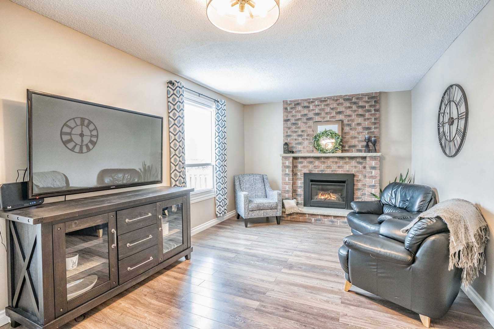 579 Hayward Cres