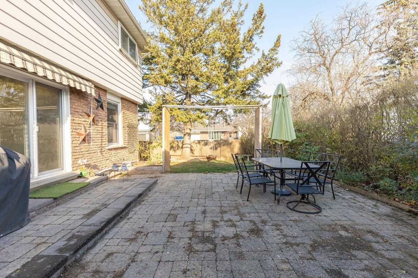 2212 Urwin Cres