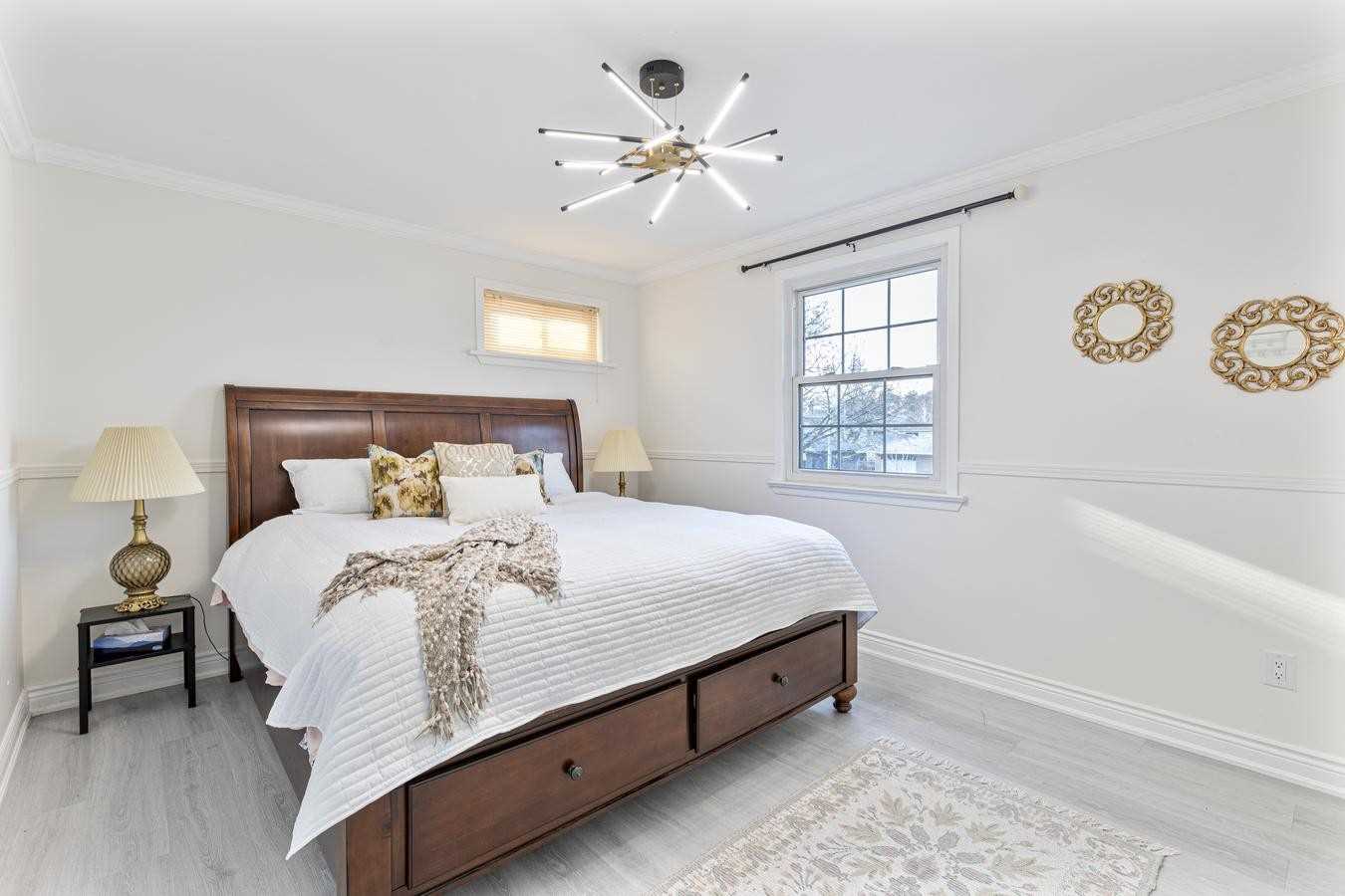 2212 Urwin Cres