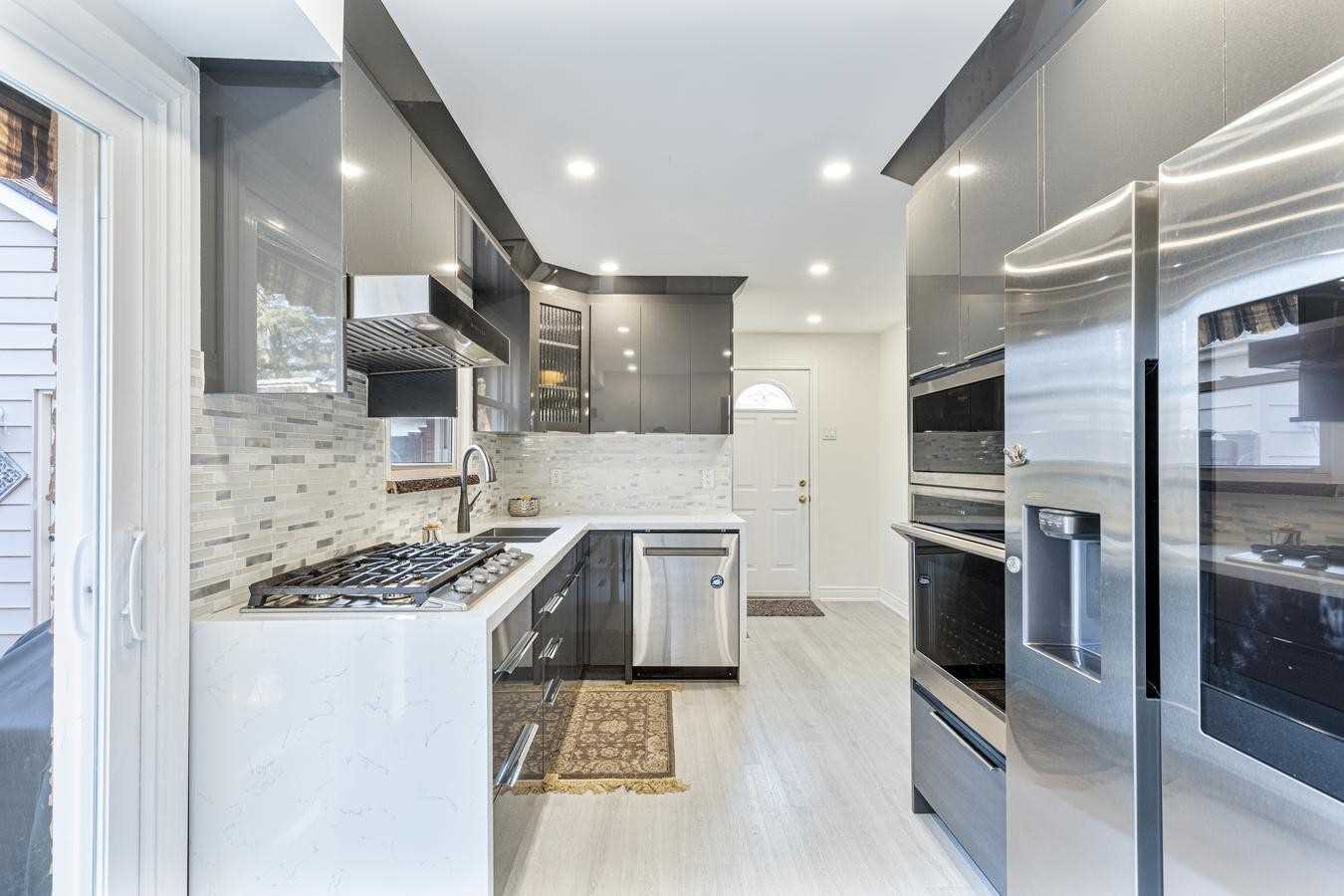 2212 Urwin Cres