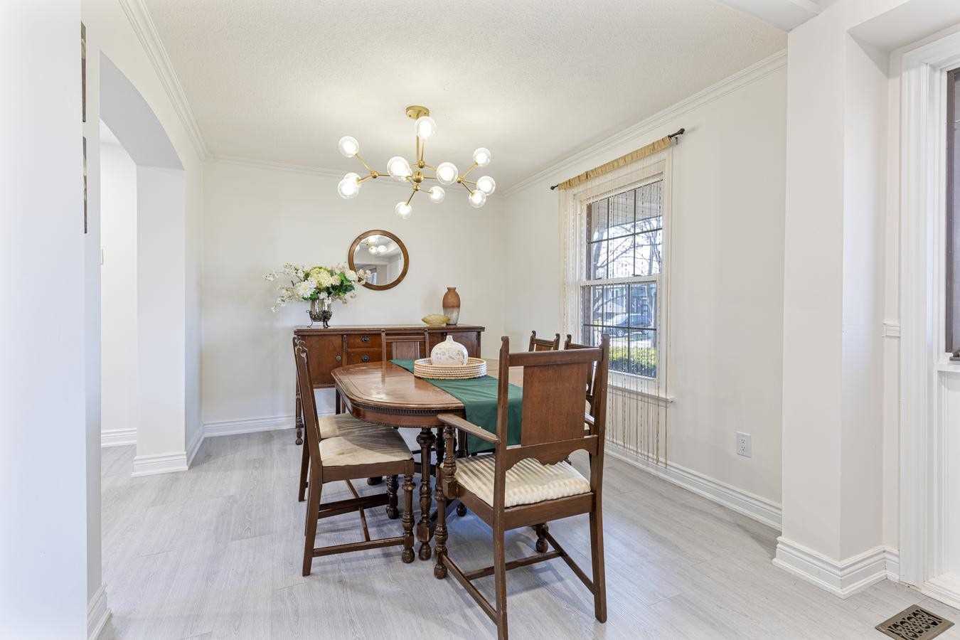 2212 Urwin Cres