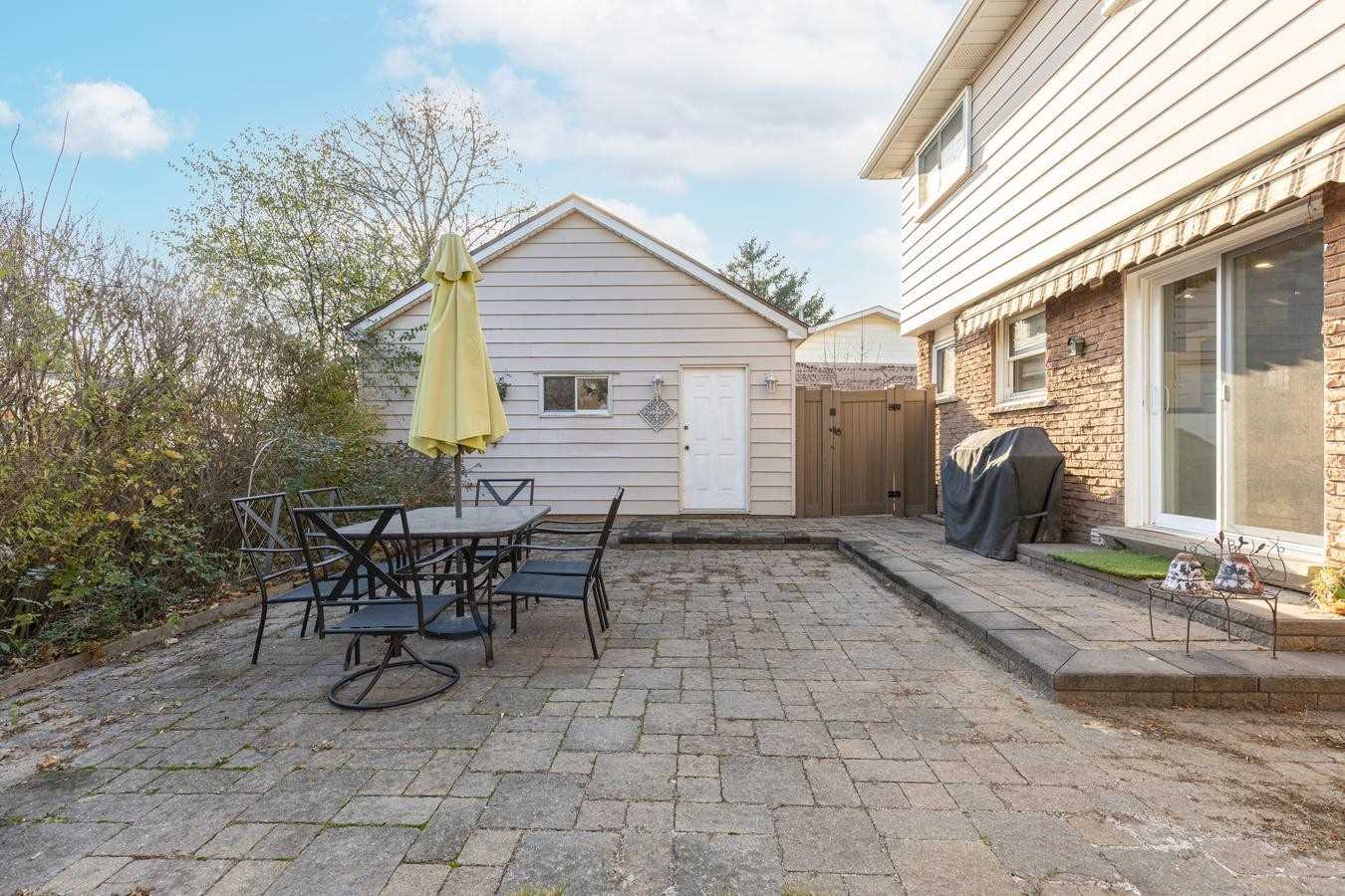 2212 Urwin Cres