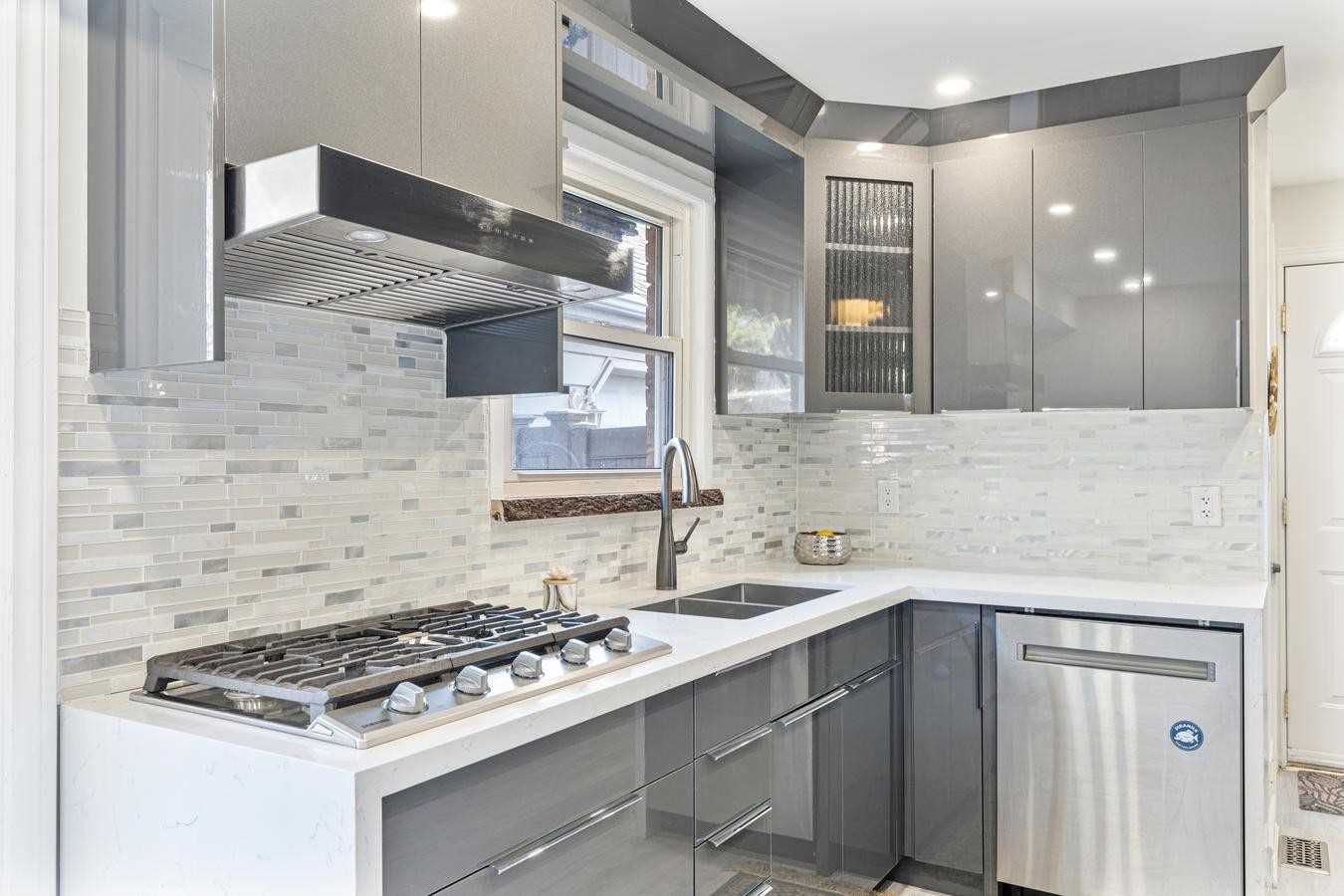 2212 Urwin Cres