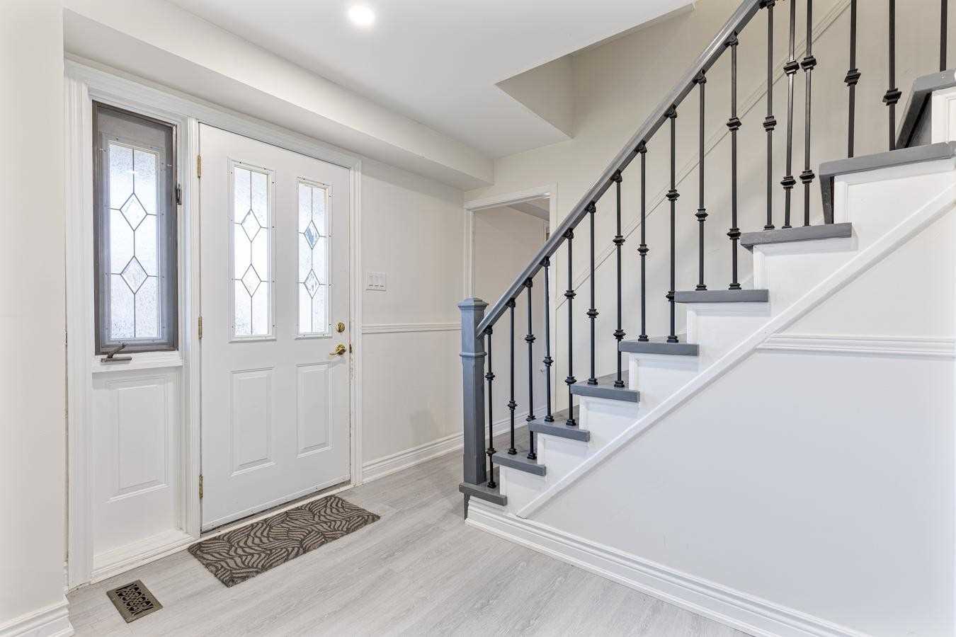 2212 Urwin Cres