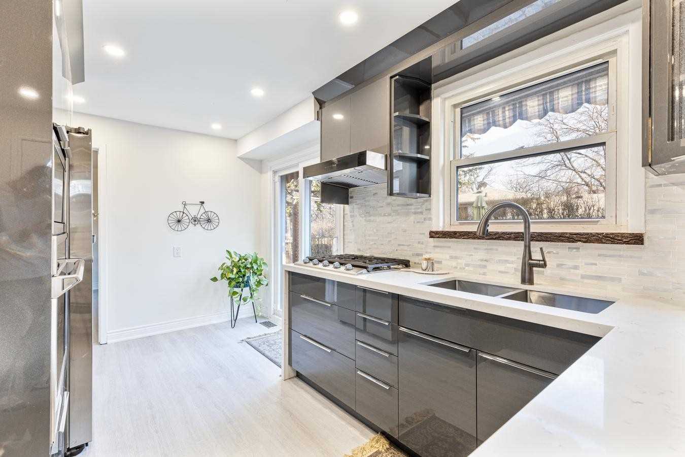 2212 Urwin Cres
