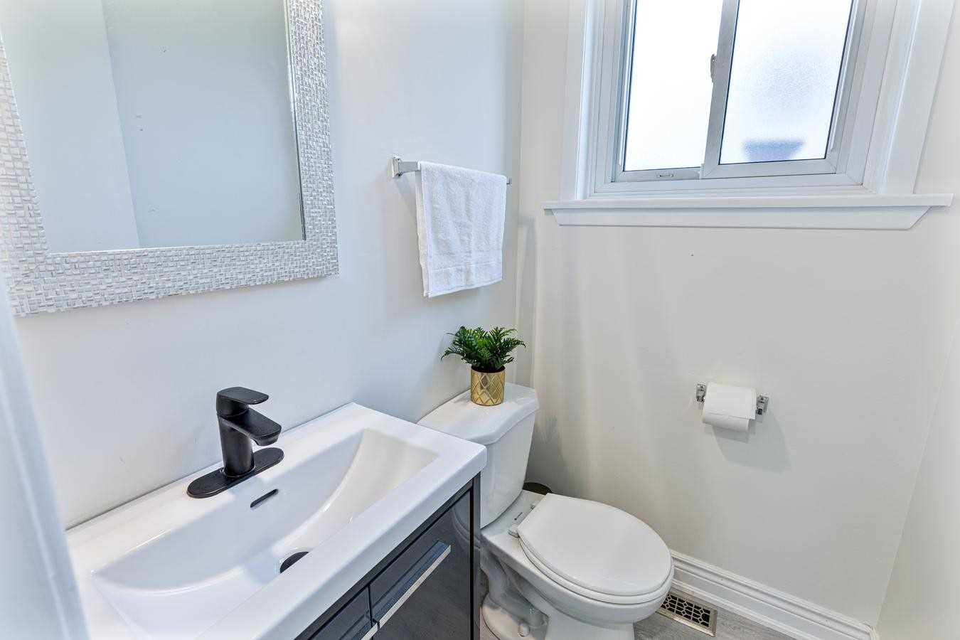 2212 Urwin Cres
