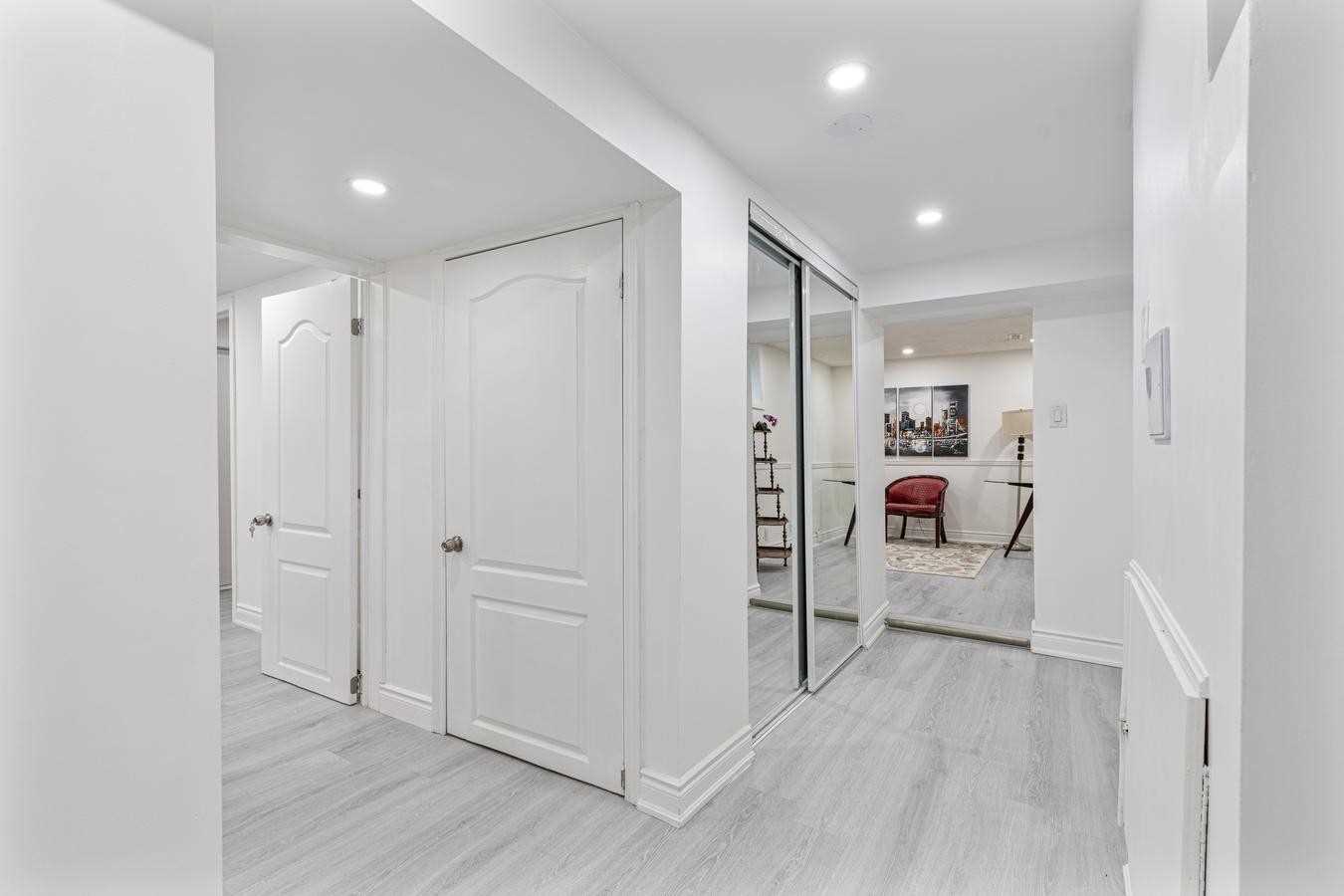2212 Urwin Cres