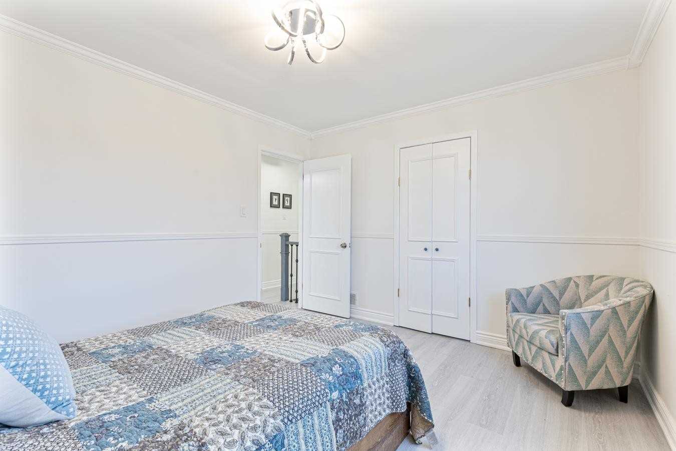 2212 Urwin Cres