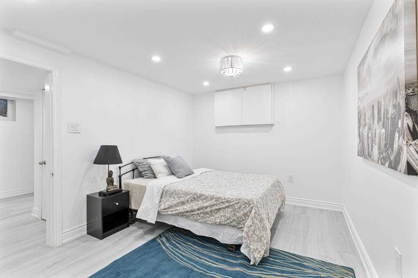 2212 Urwin Cres