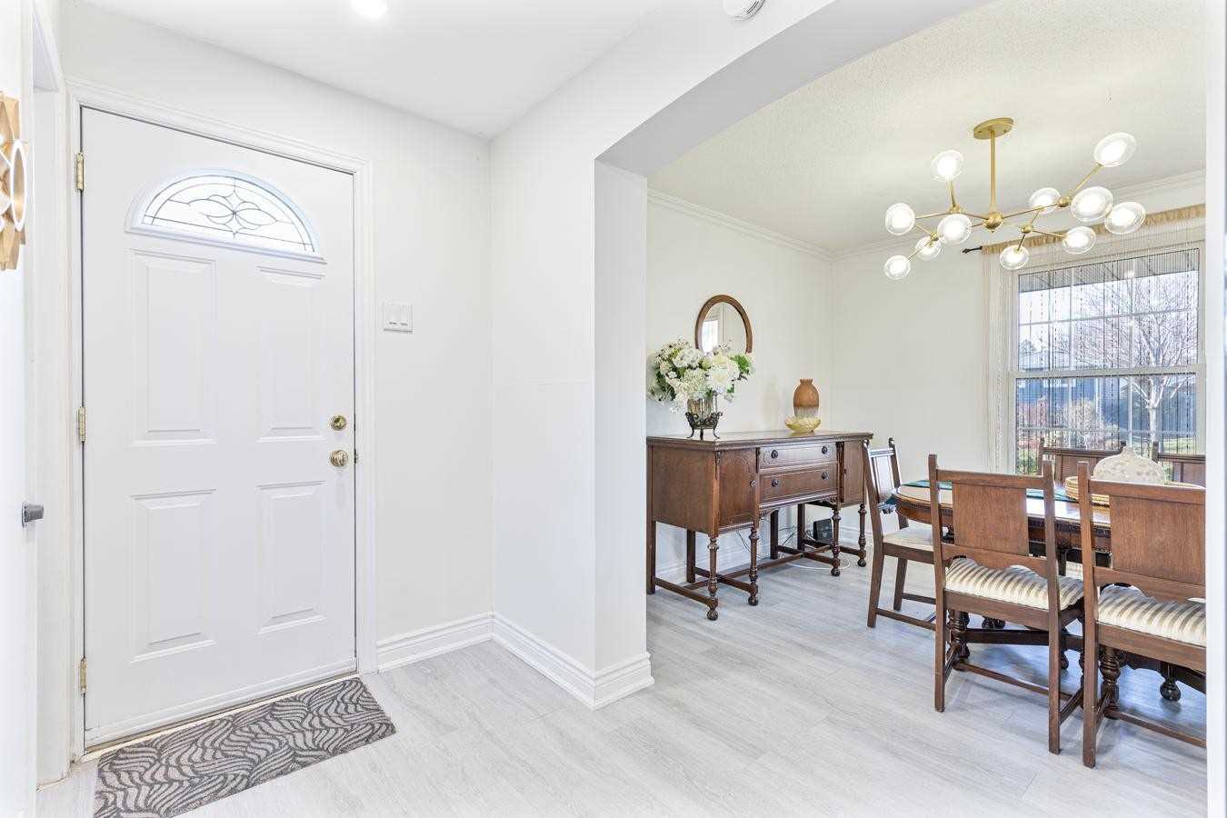 2212 Urwin Cres