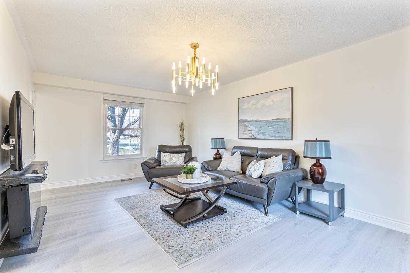 2212 Urwin Cres