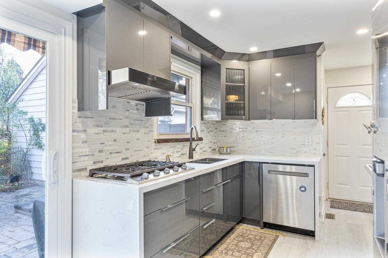 2212 Urwin Cres