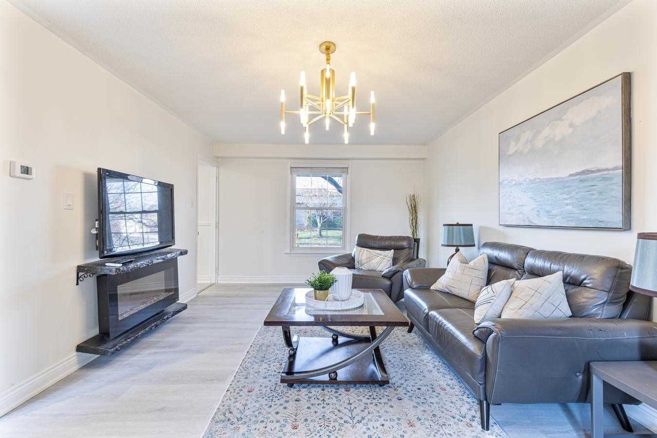 2212 Urwin Cres