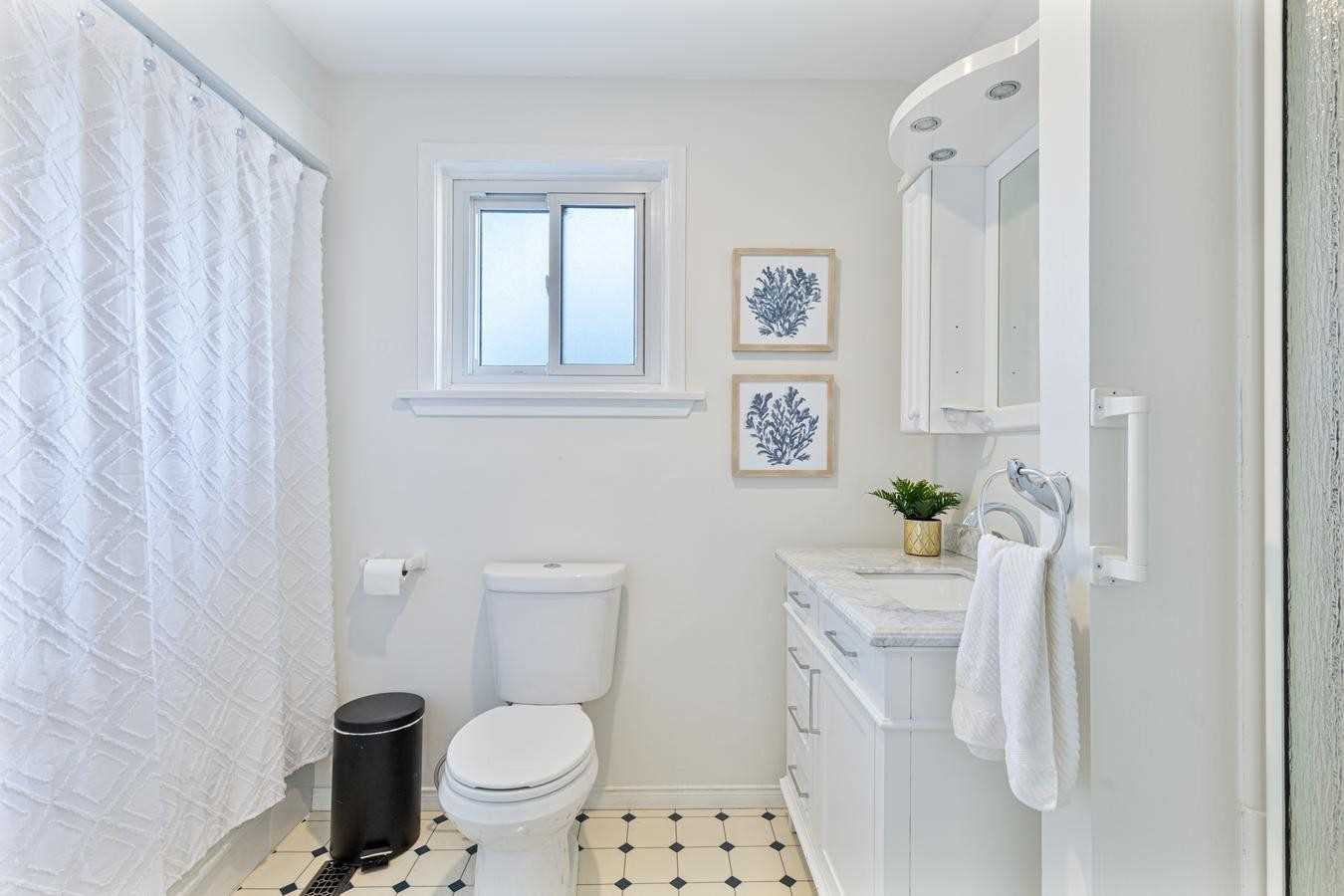2212 Urwin Cres