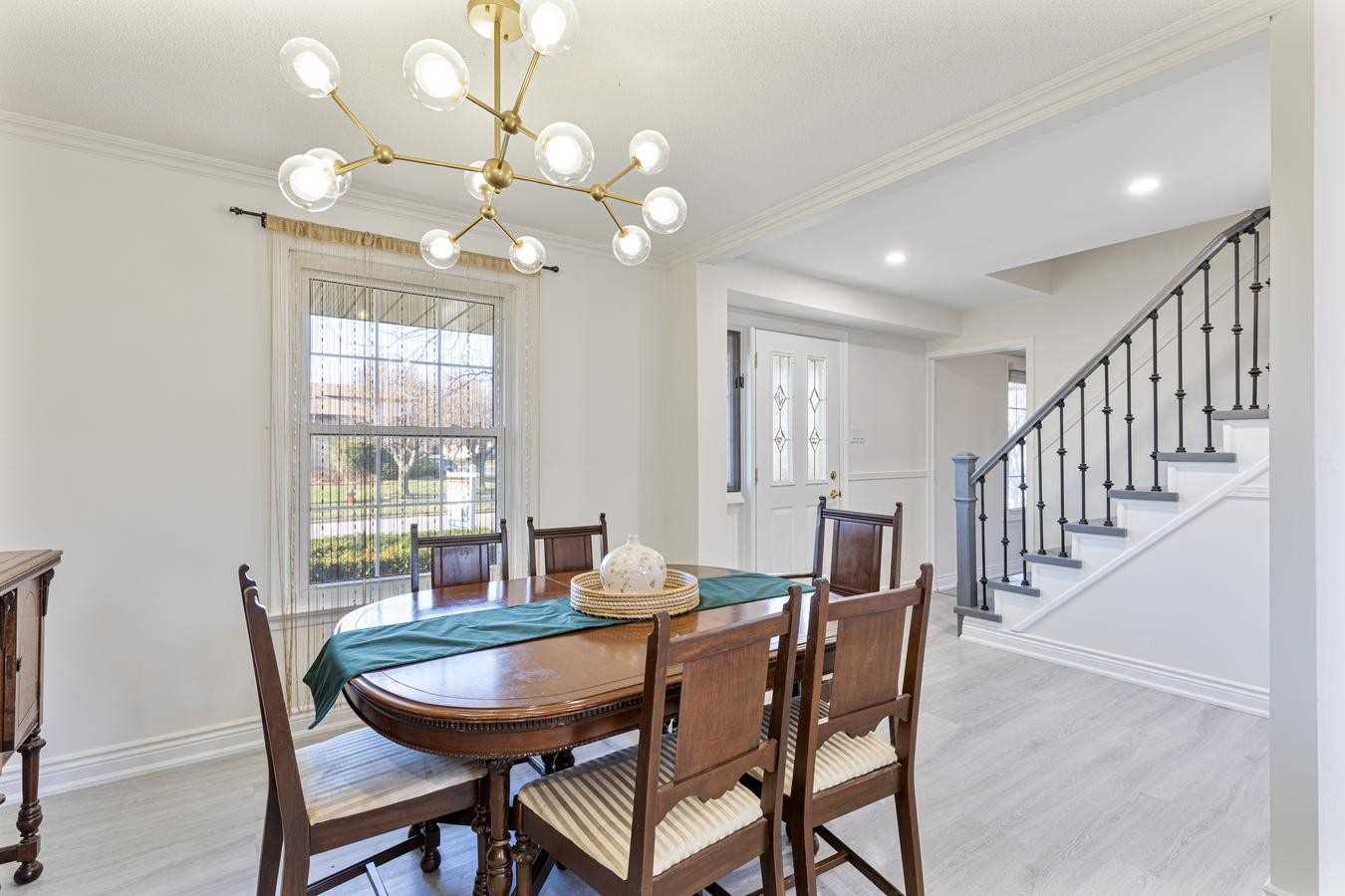 2212 Urwin Cres