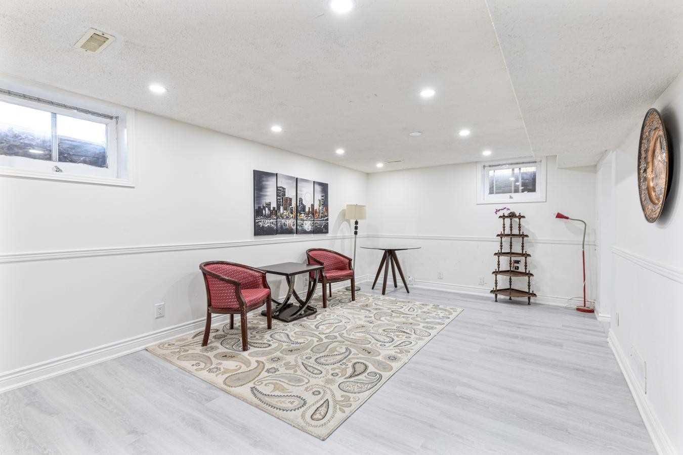 2212 Urwin Cres