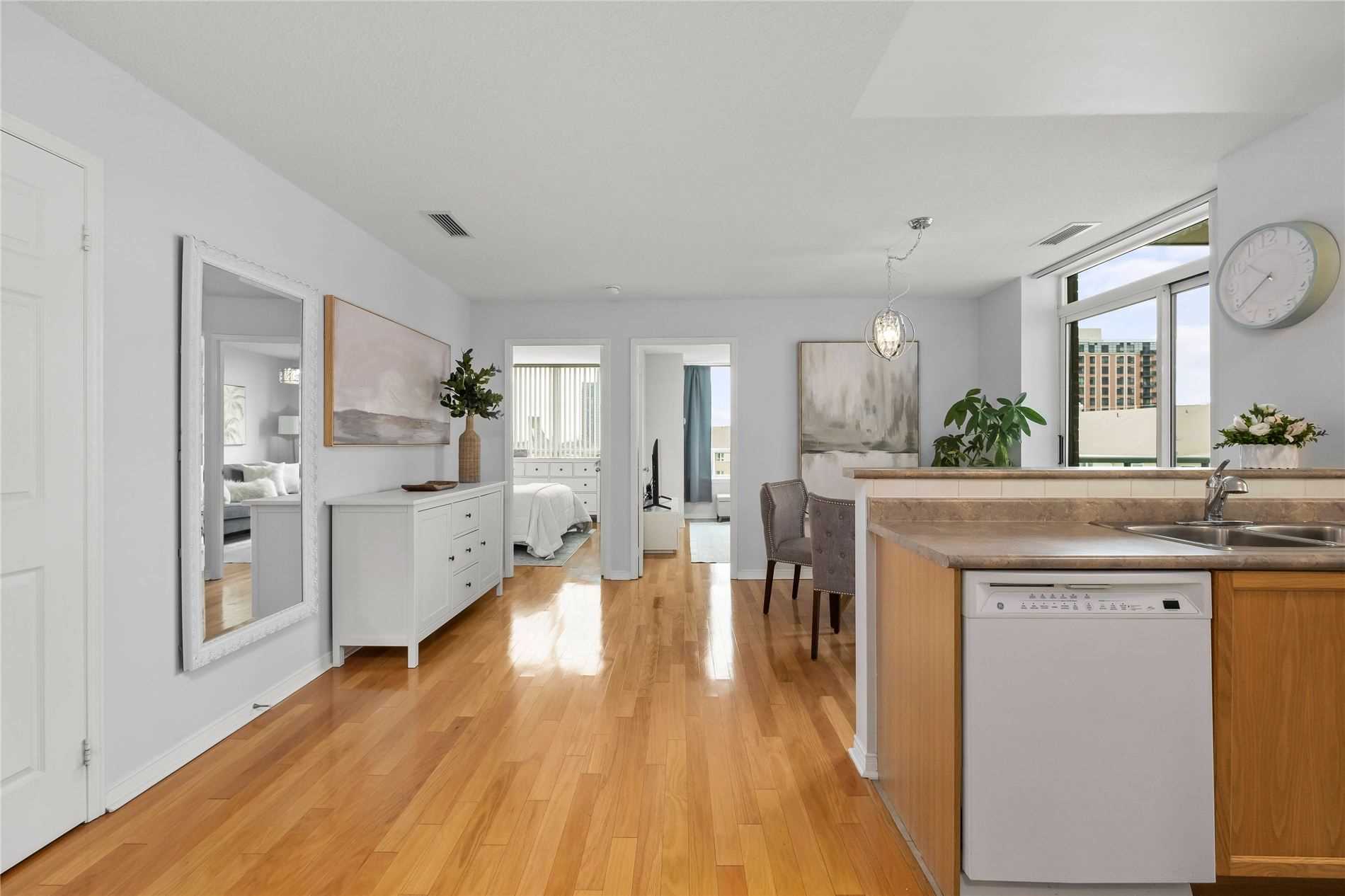 9 Michael Power Pl, #413