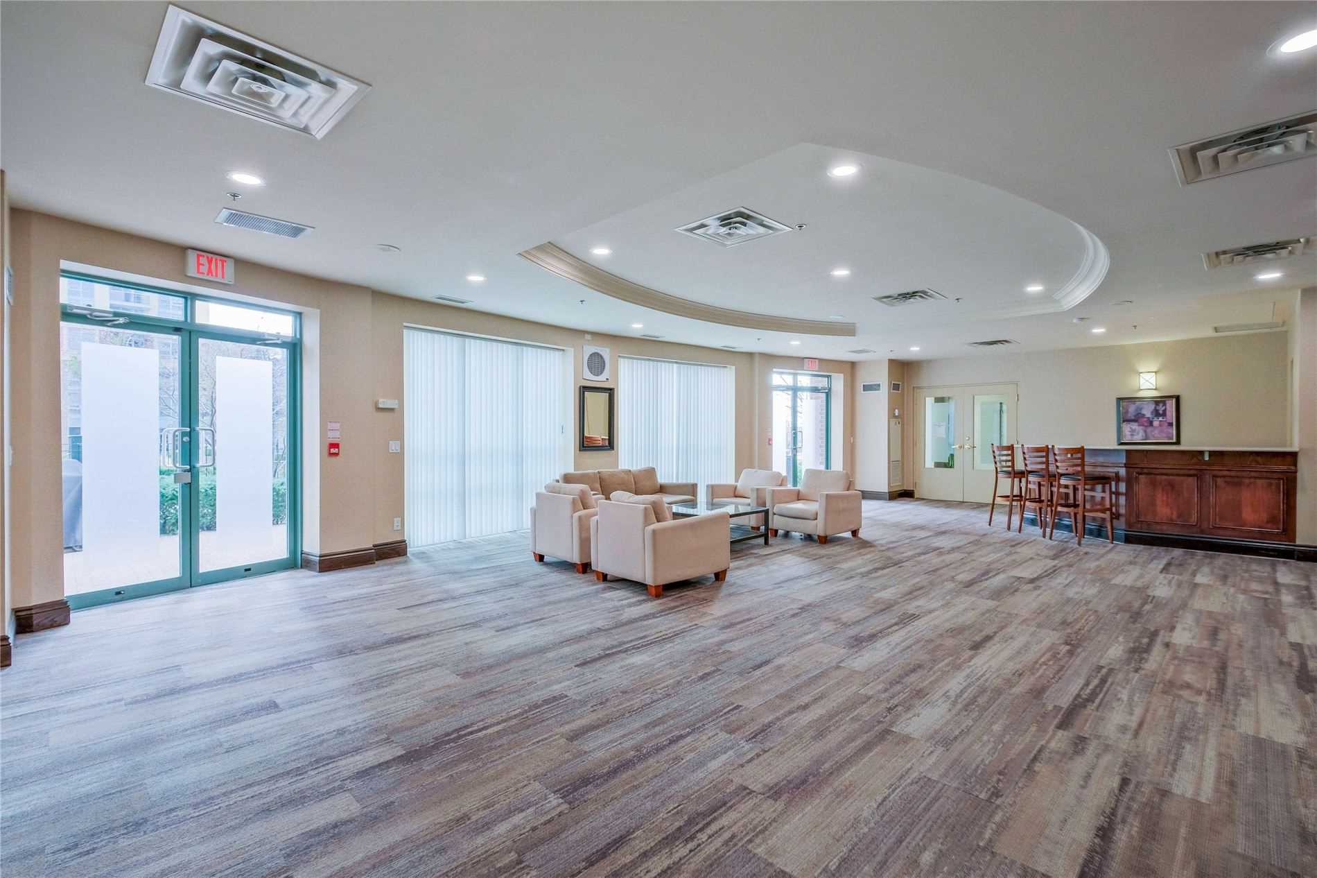 9 Michael Power Pl, #413