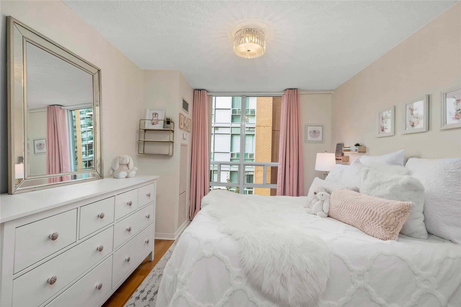 9 Michael Power Pl, #413