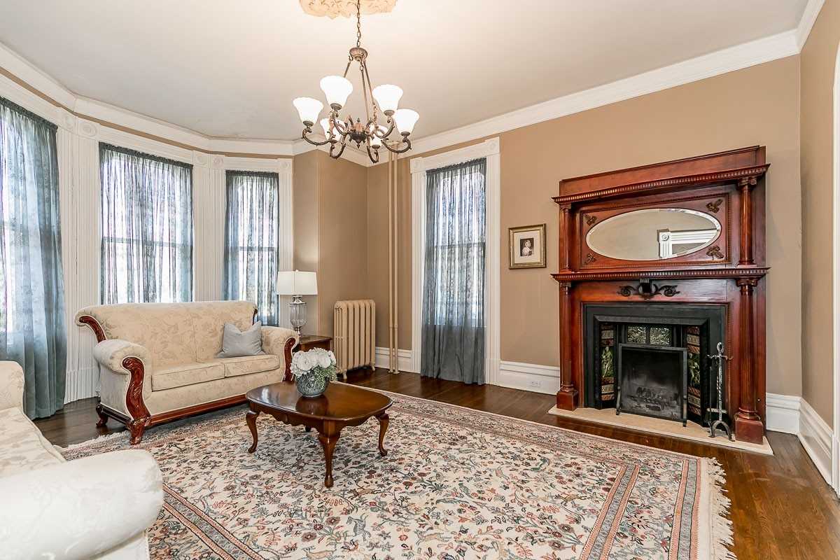 77 Main St S
