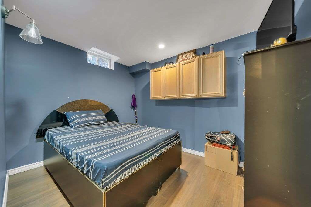 118 Mowat Cres