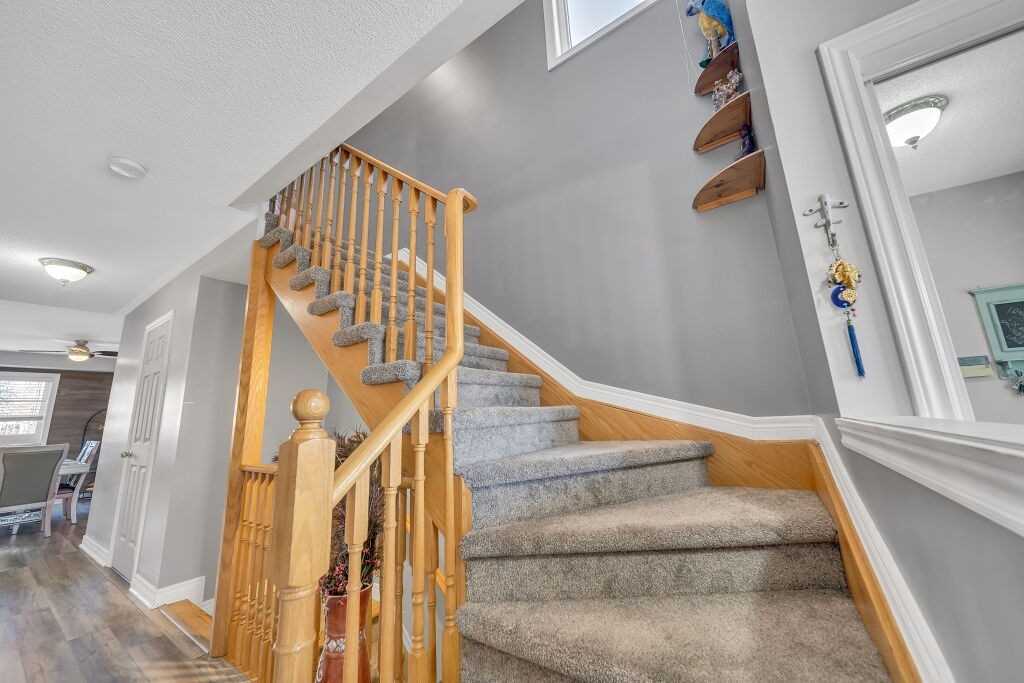 118 Mowat Cres